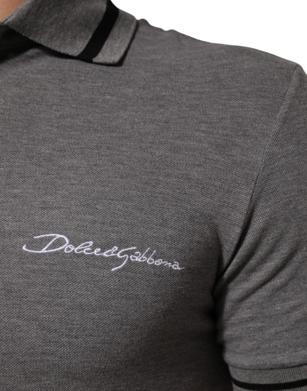 Polo col roulé gris Dolce & Gabbana avec logo brodé, col classique et détails élégants, en tissu doux.