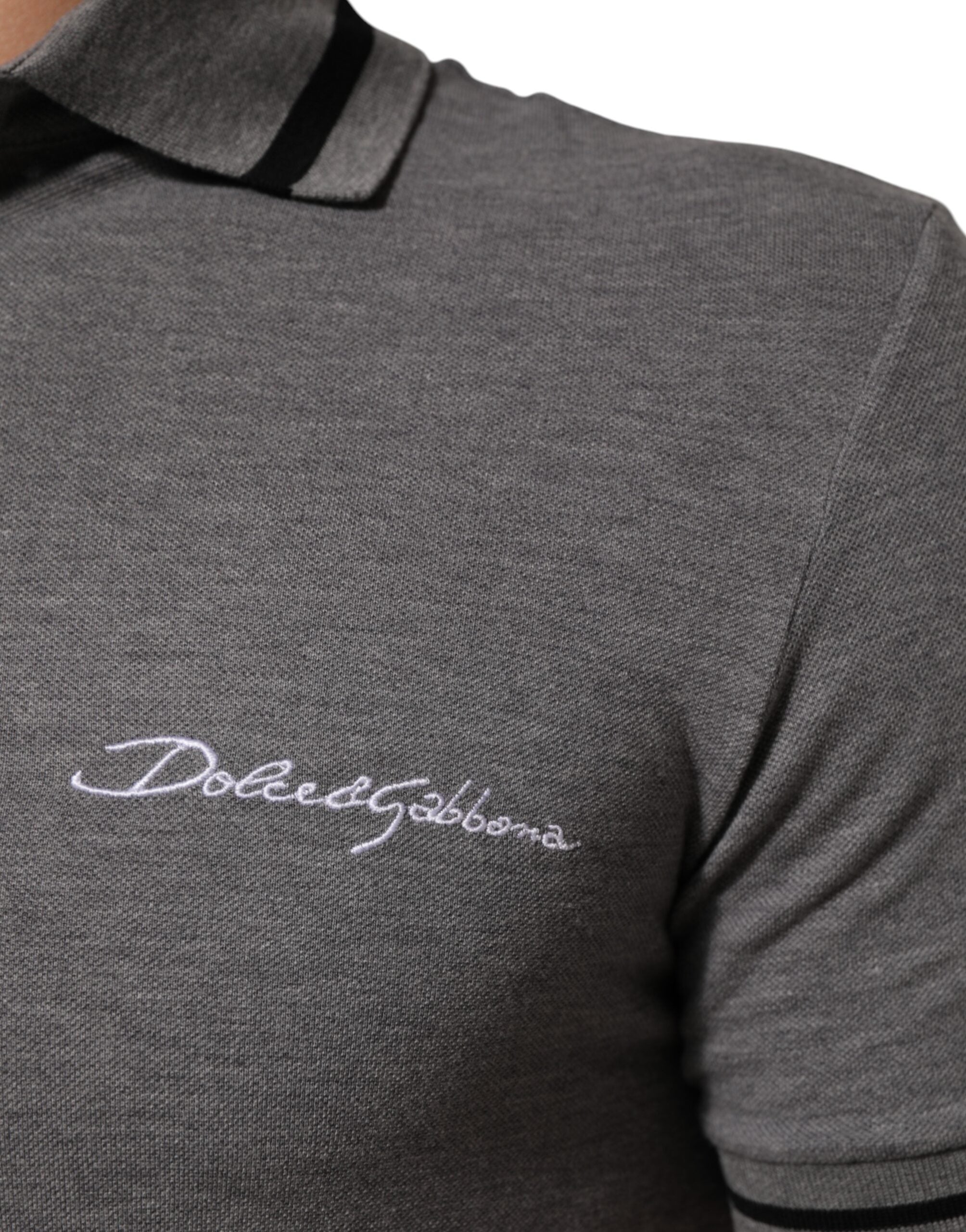 Polo col roulé gris Dolce & Gabbana avec logo brodé, col classique et détails élégants, en tissu doux.