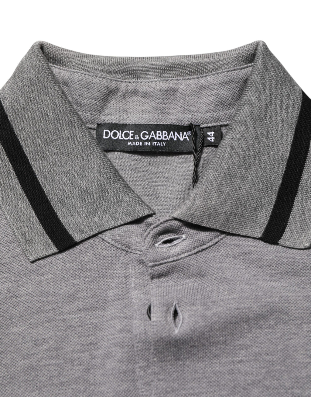 Polo gris Dolce & Gabbana avec logo brodé, col classique, tissu élégant et détail de broderie distinctive.