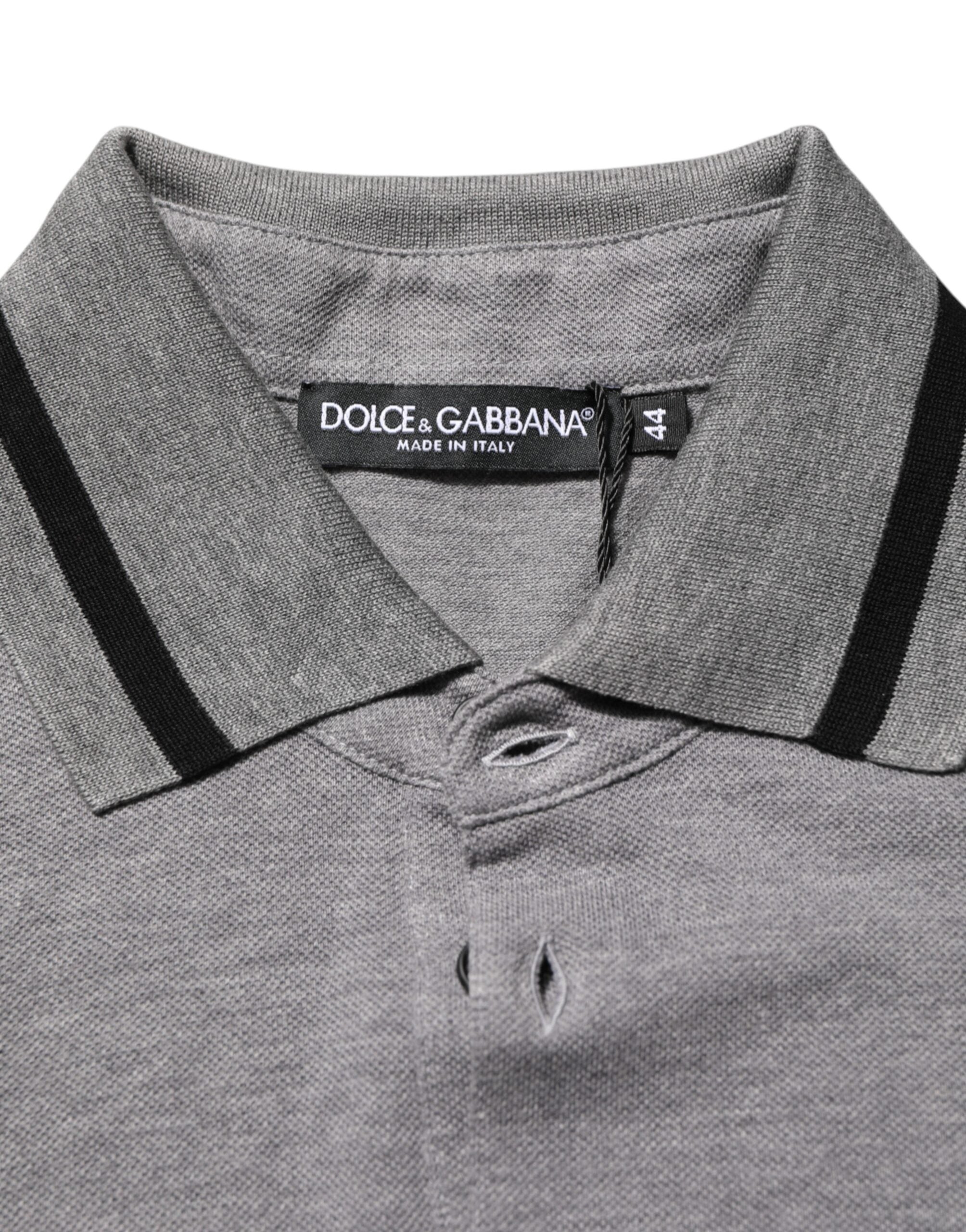 Polo gris Dolce & Gabbana avec logo brodé, col classique, tissu élégant et détail de broderie distinctive.
