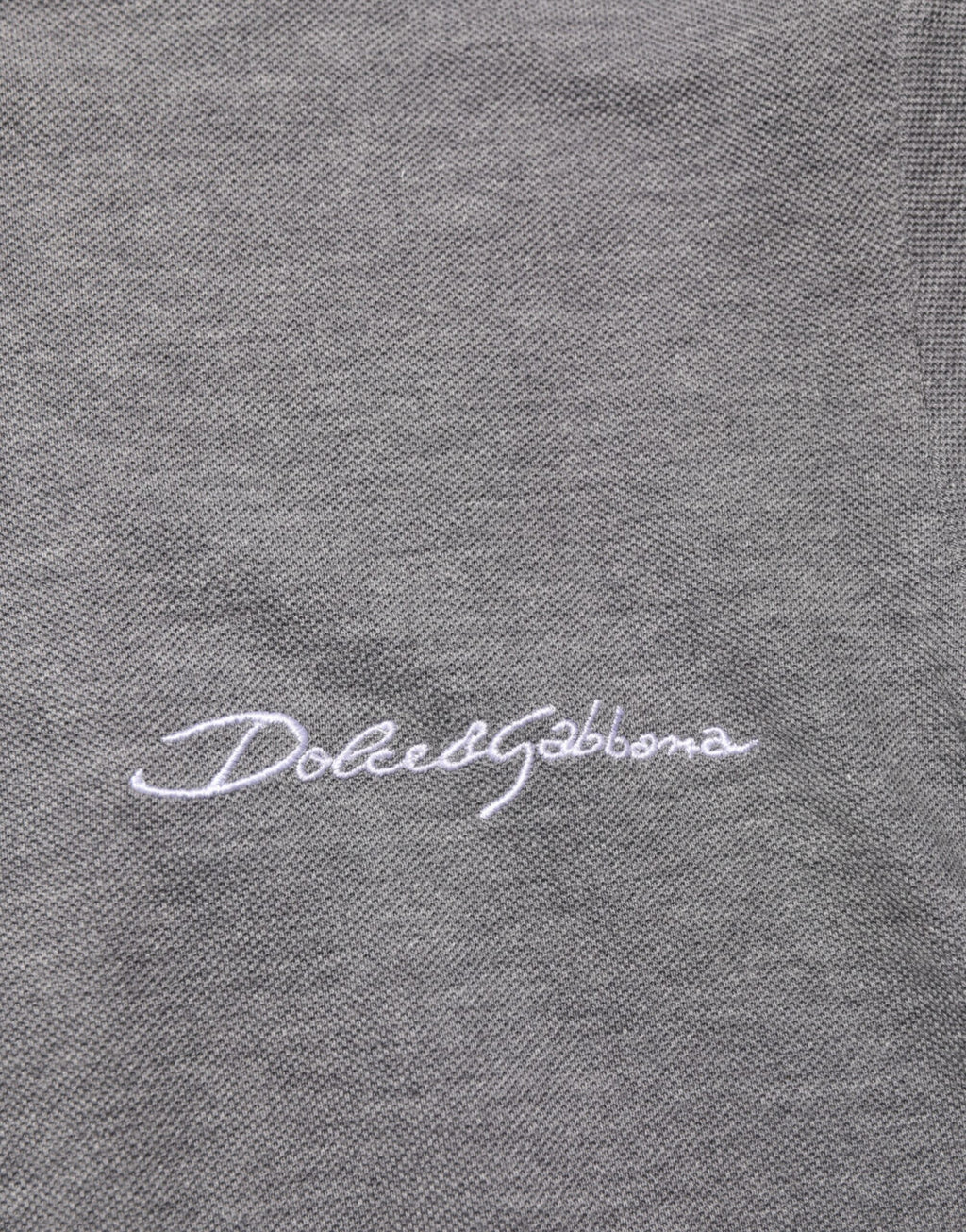 Polo col ras avec logo brodé gris de Dolce & Gabbana, col classique, tissu en coton, style élégant et décontracté.