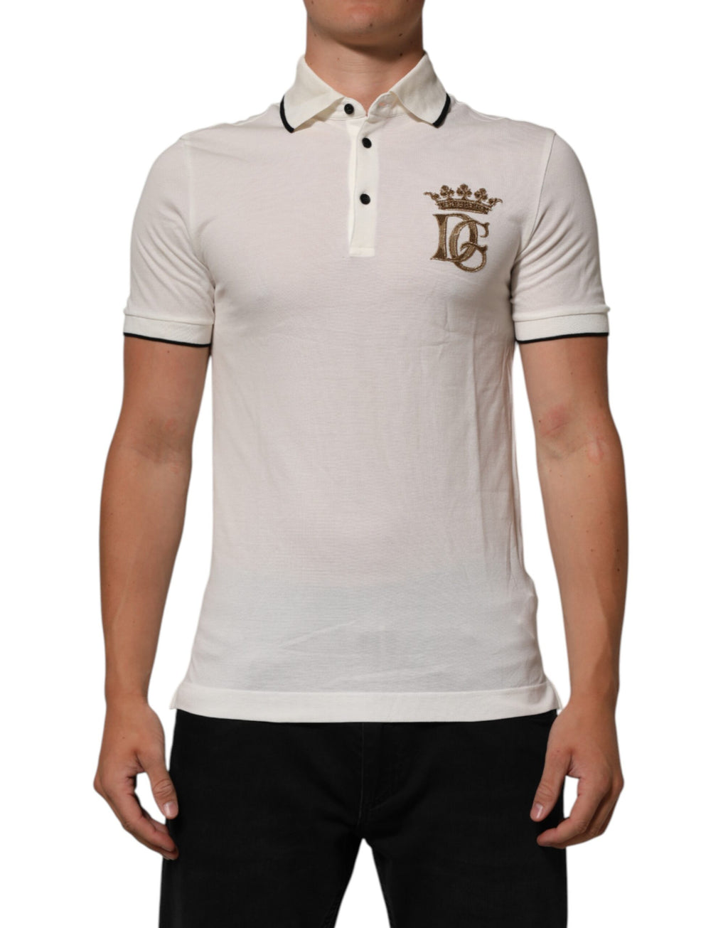 T-shirt polo en coton blanc Dolce & Gabbana avec logo brodé, détails élégants et style sophistiqué visible sur l'image.