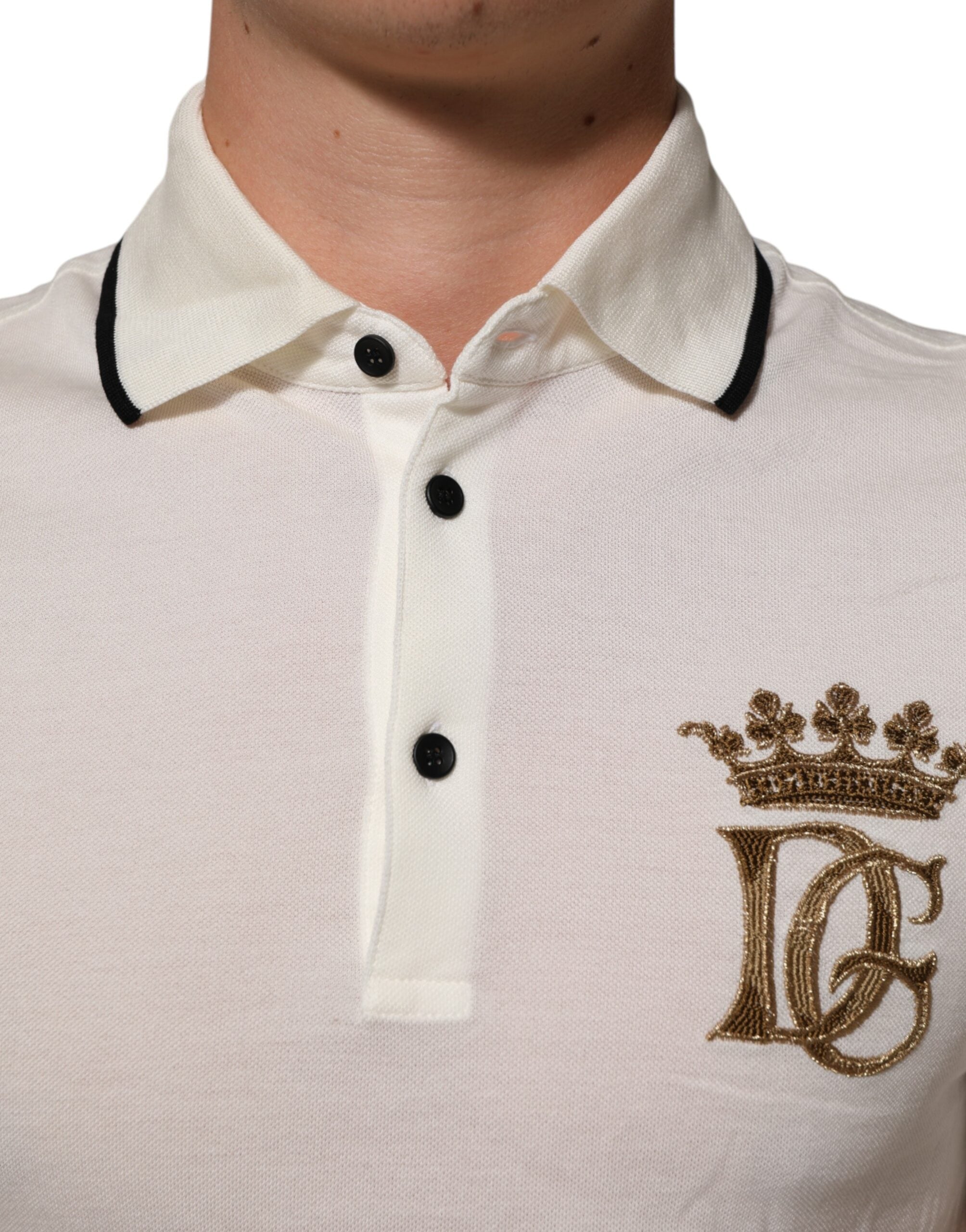 Polo en coton blanc Dolce & Gabbana avec logo brodé, col classique et manches courtes, style élégant et décontracté.