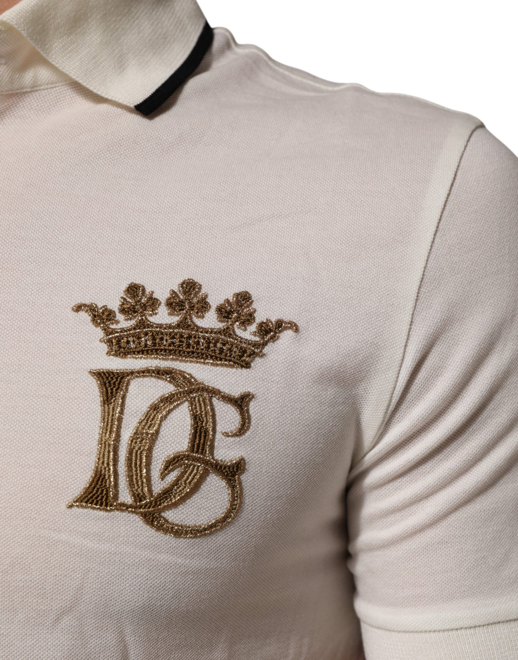 T-shirt polo en coton blanc Dolce & Gabbana avec logo brodé, élégant et décontracté, visible avec détails de broderie sur le devant.