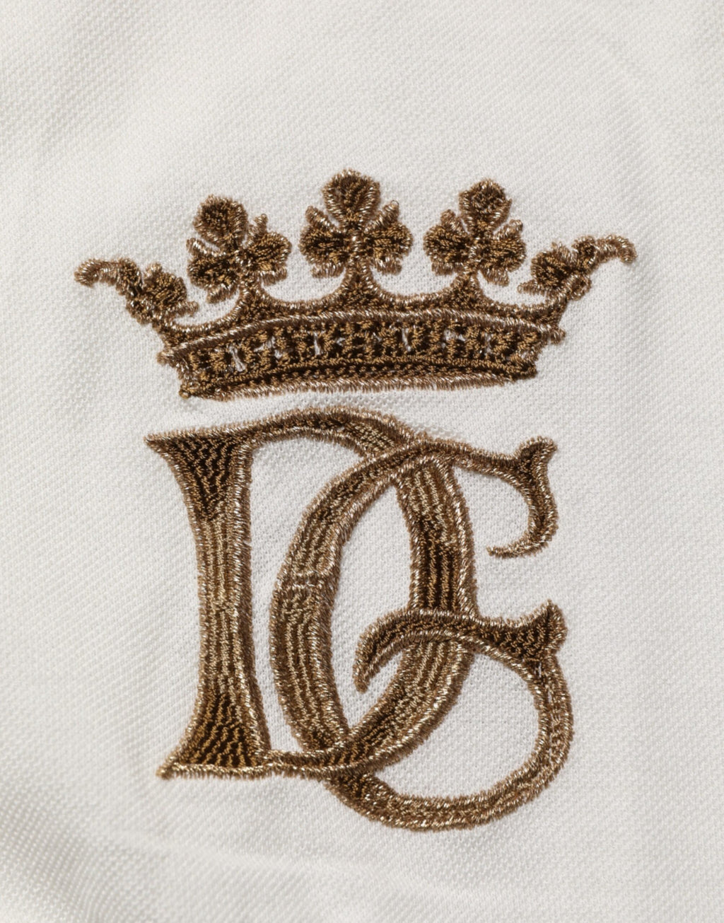 T-shirt polo en coton blanc Dolce & Gabbana avec broderie de logo, style élégant et décontracté.