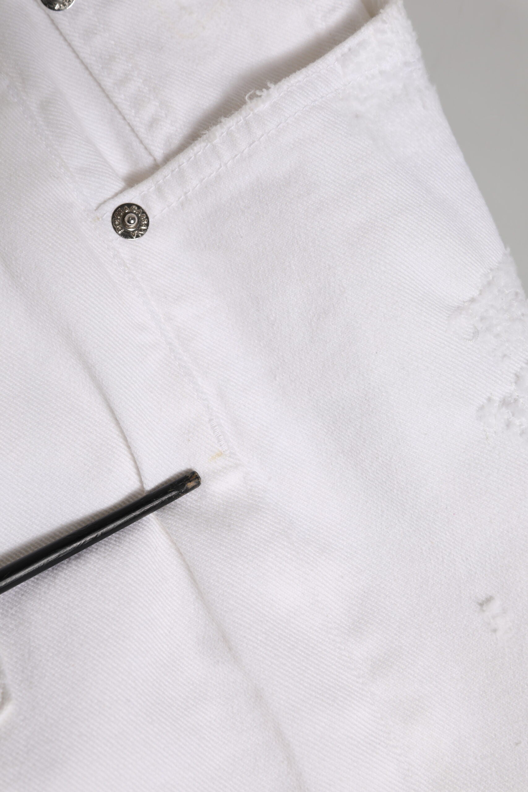 Jeans boyfriend en coton blanc déchiré de Dolce & Gabbana, style décontracté avec détails usés.