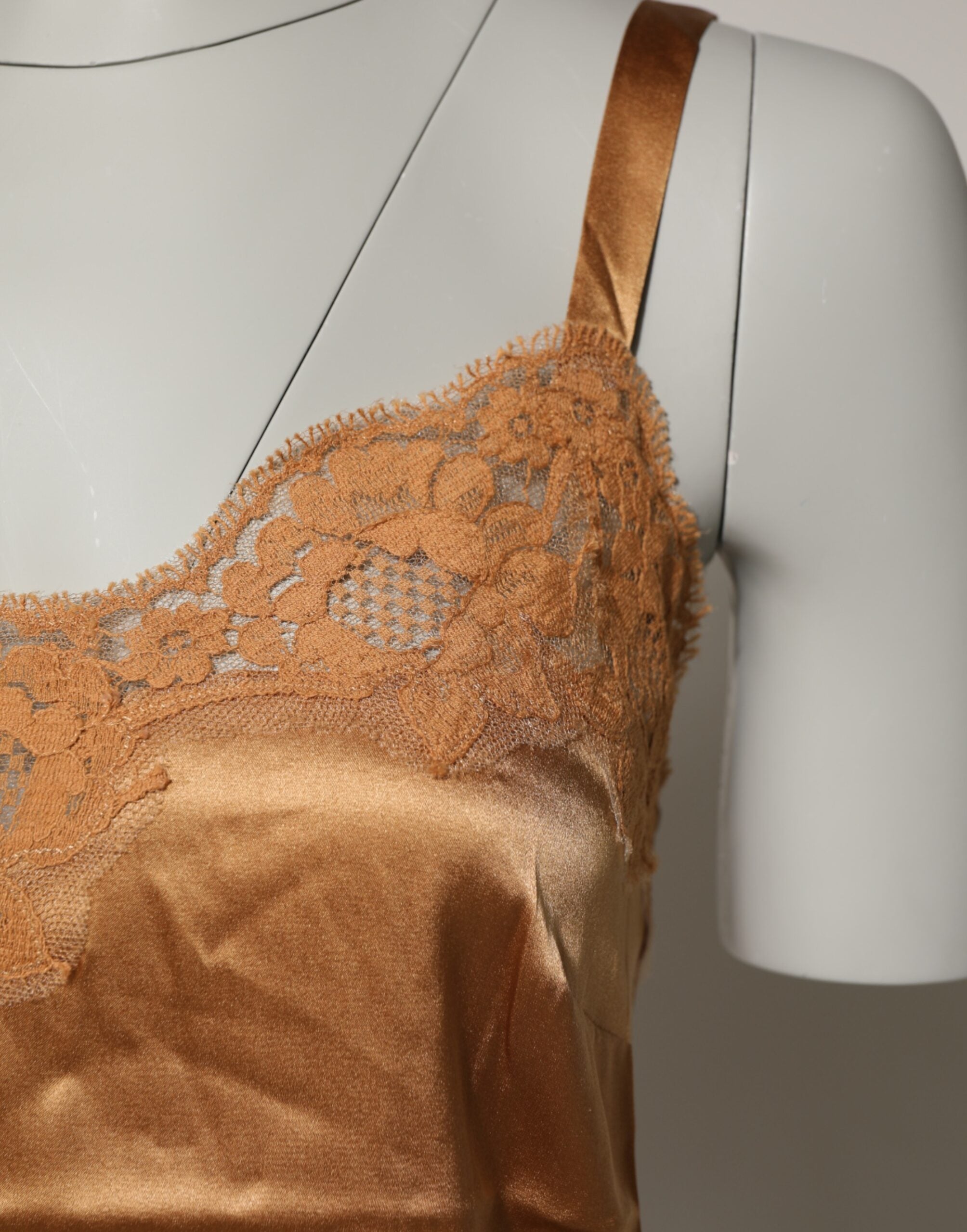 Lingerie Dolce & Gabbana en satin de soie marron avec dentelle florale, débardeur élégant et confortable.