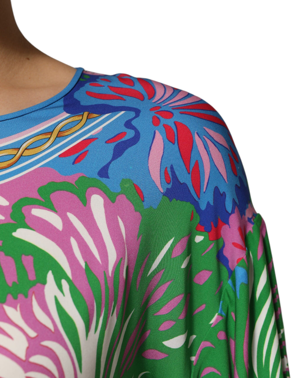 Tunique blouse Dolce & Gabbana à fleurs multicolores imprimées, manches longues et coupe fluide, portée élégante et colorée.