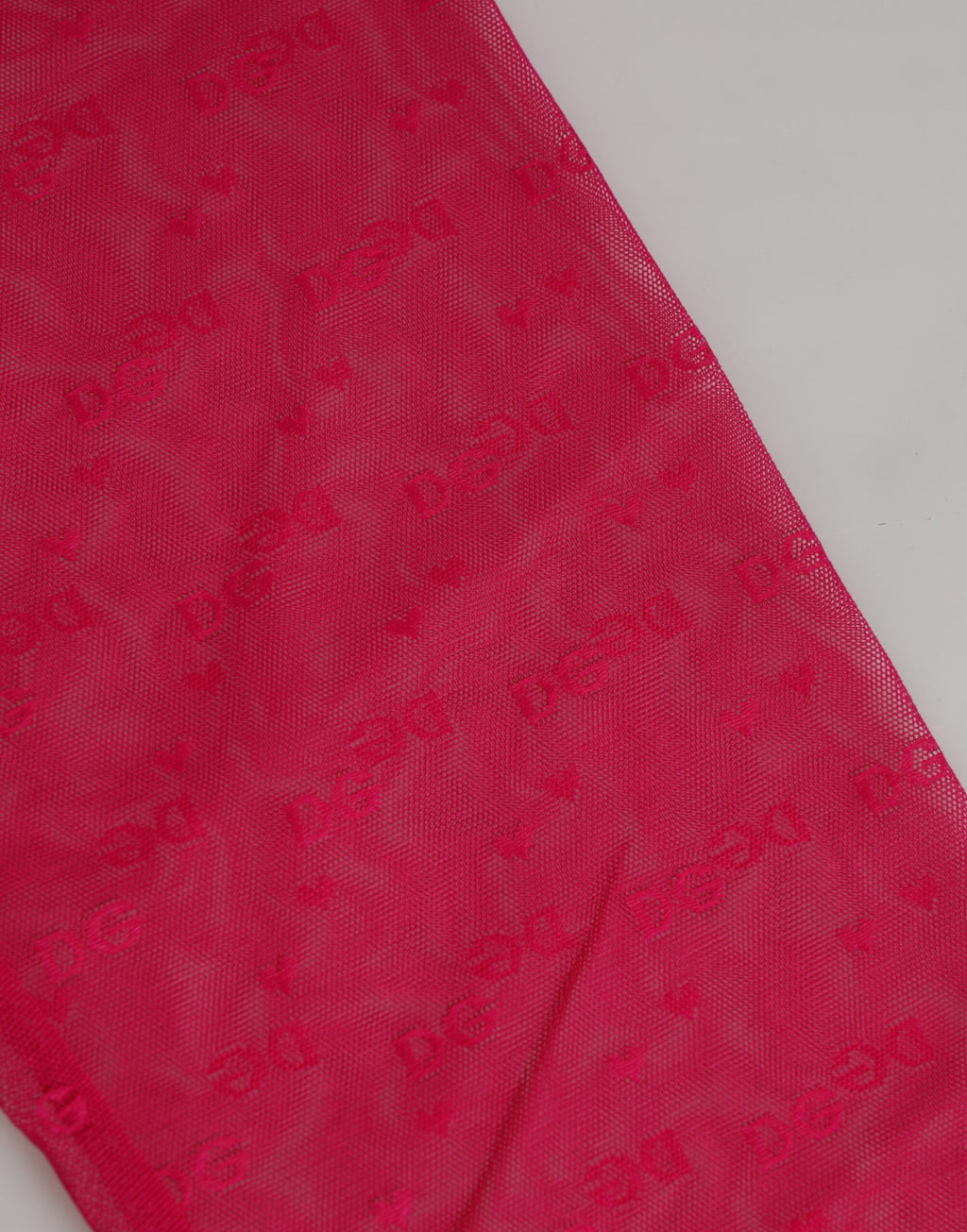 Lingerie Dolce & Gabbana Fuchsia logo en dentelle, culotte midi ajustée, détails en dentelle et logo visible.