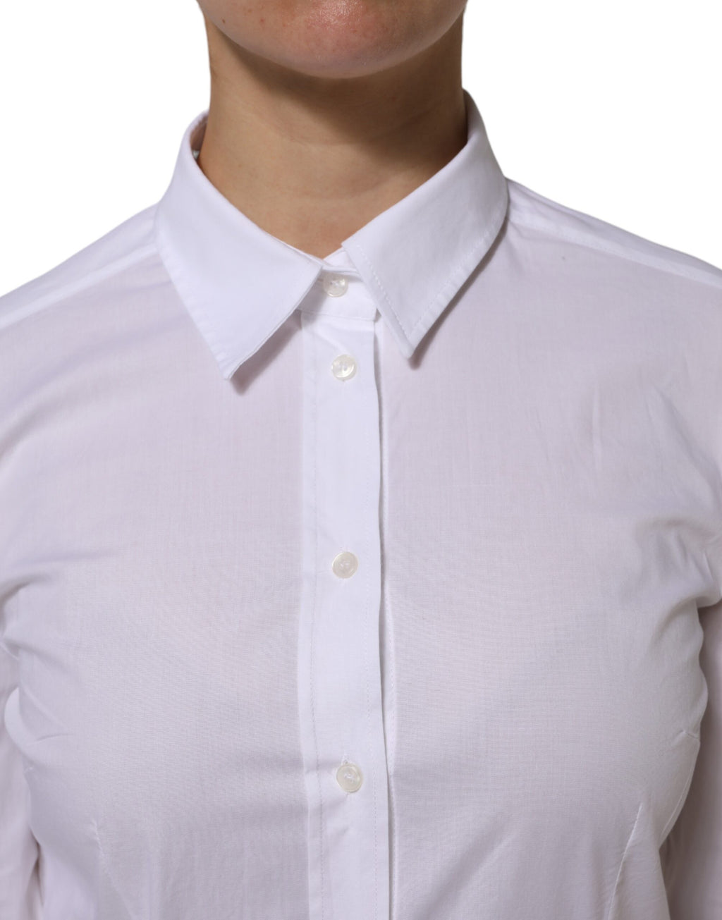 Chemise blanche en coton Dolce & Gabbana avec col et boutons, vue rapprochée du haut de la chemise.