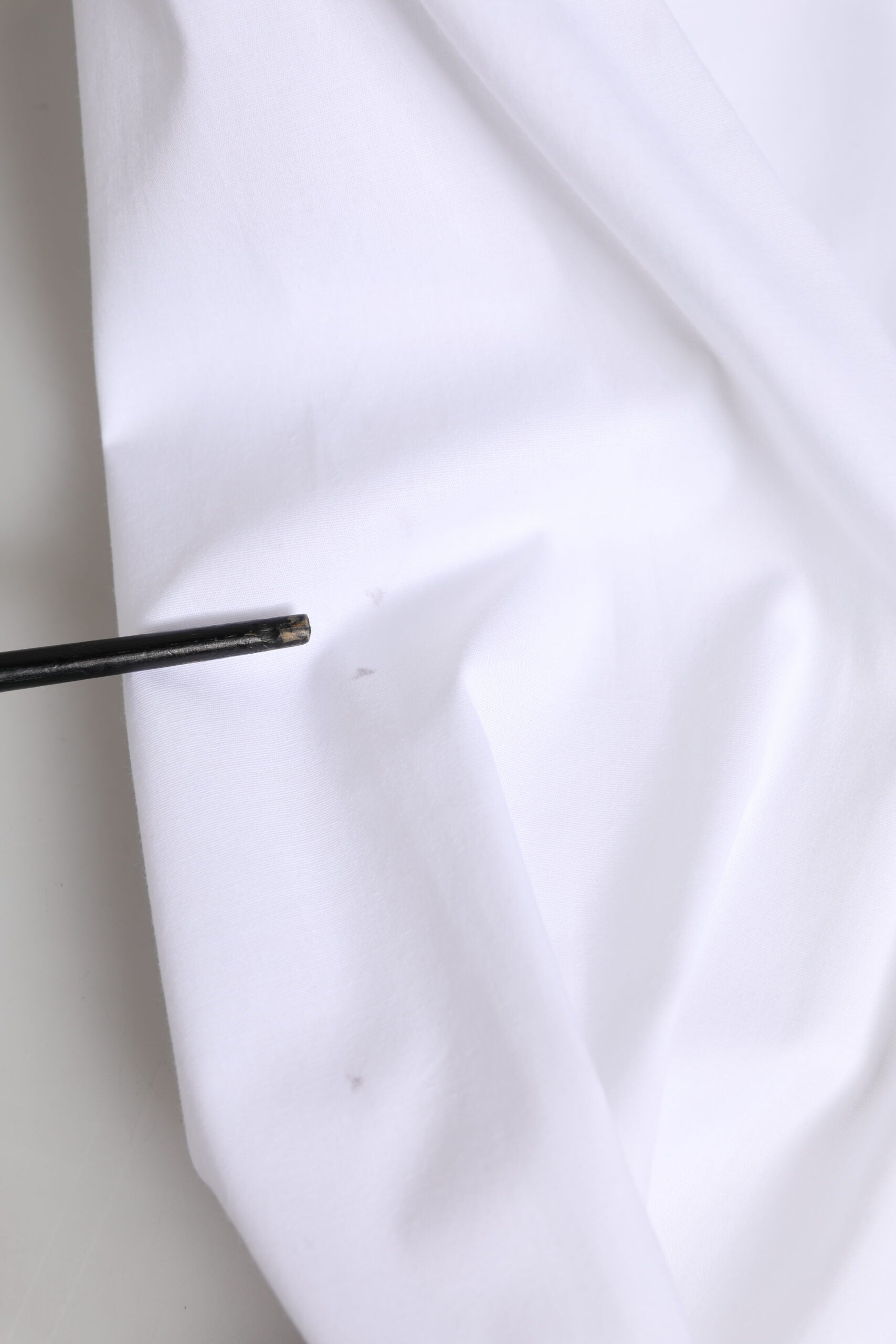 Chemise blanche en coton Dolce & Gabbana avec col et boutons, vue de face sur le haut de la chemise.
