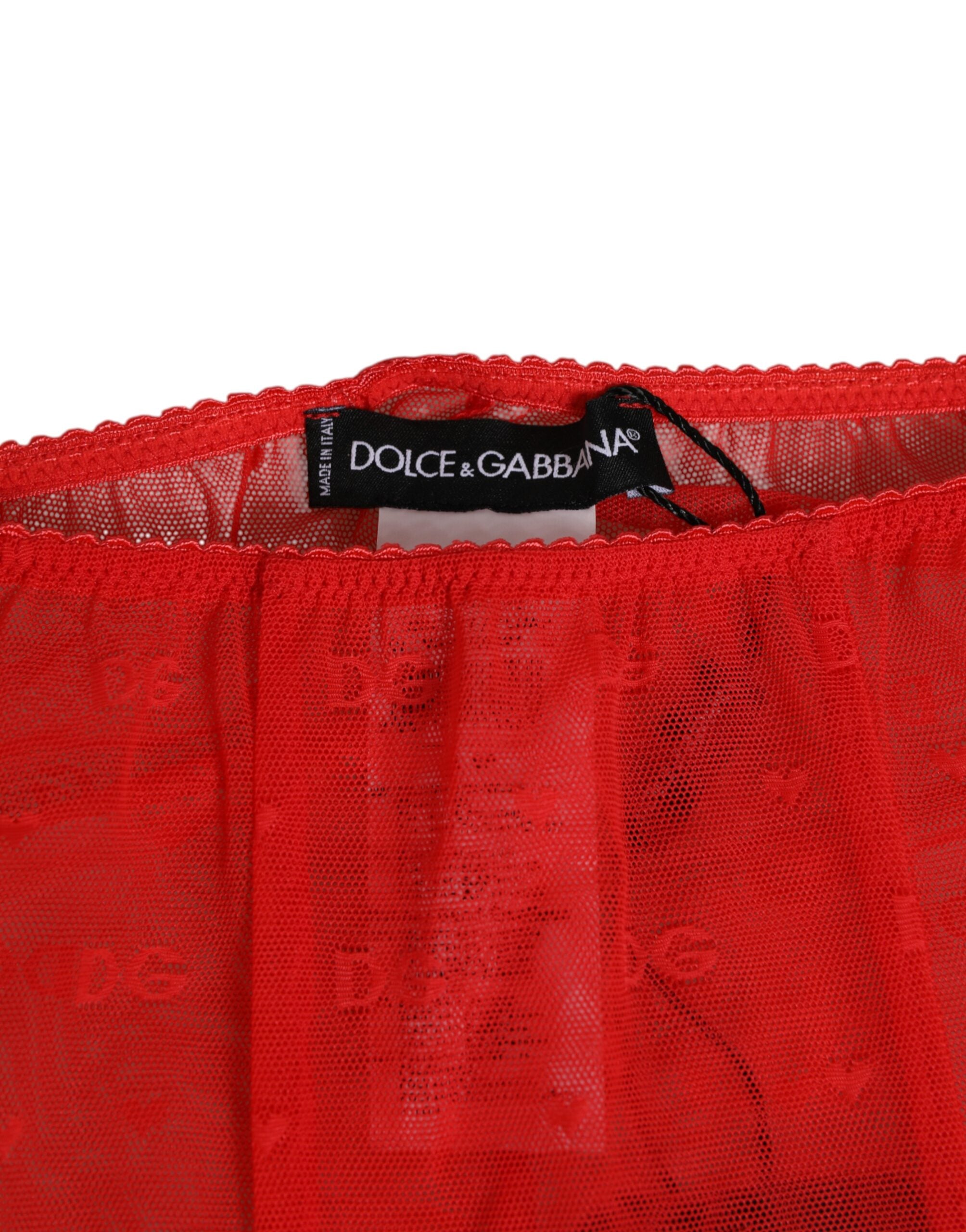 Sous-vêtements Dolce & Gabbana, collants rouges en dentelle avec logo, ajustés et mi-long, visibles en gros plan.