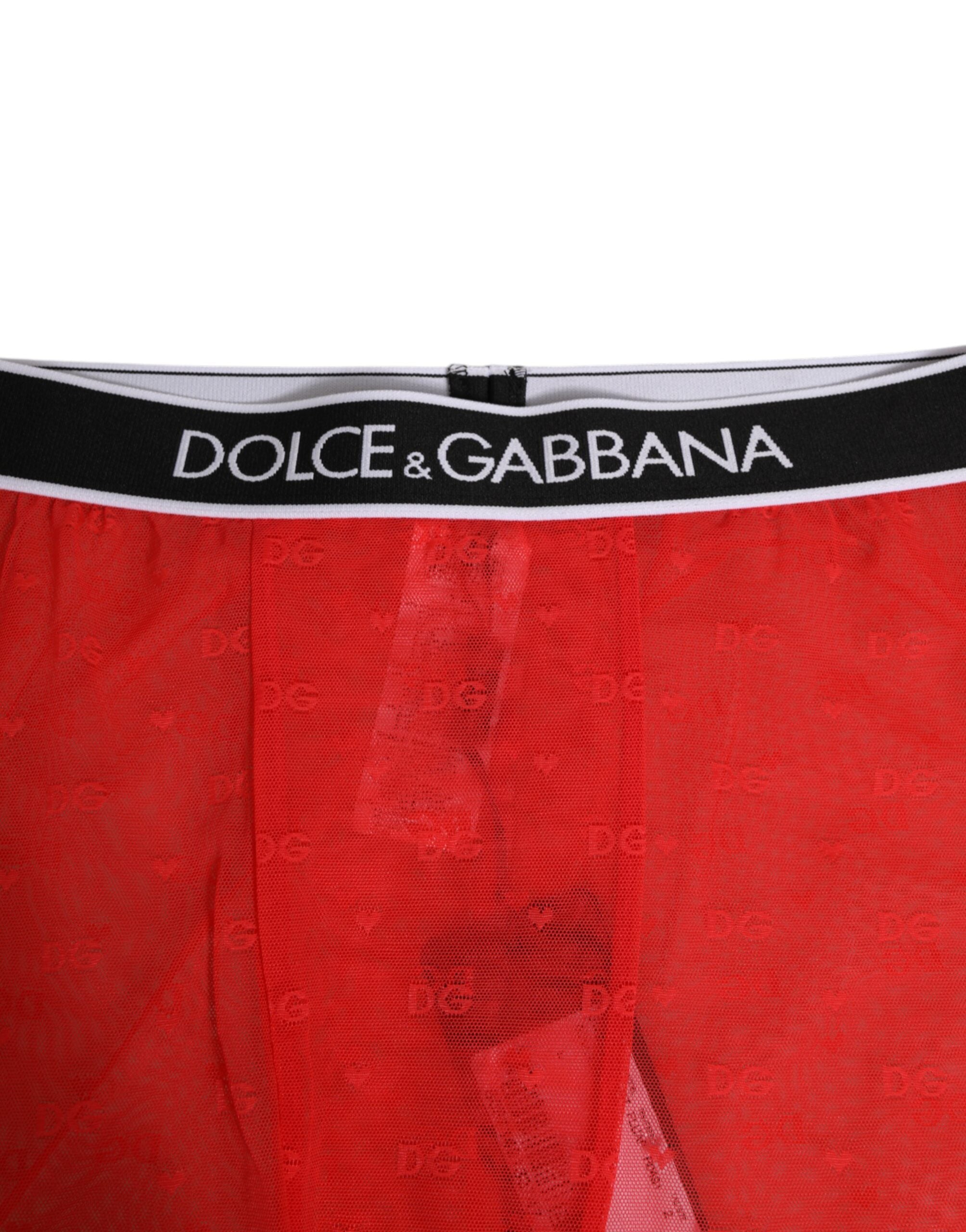 Lingerie Dolce & Gabbana, corset rouge en dentelle avec logo, coupe midi ajustée et moulante, visible sur la photo.