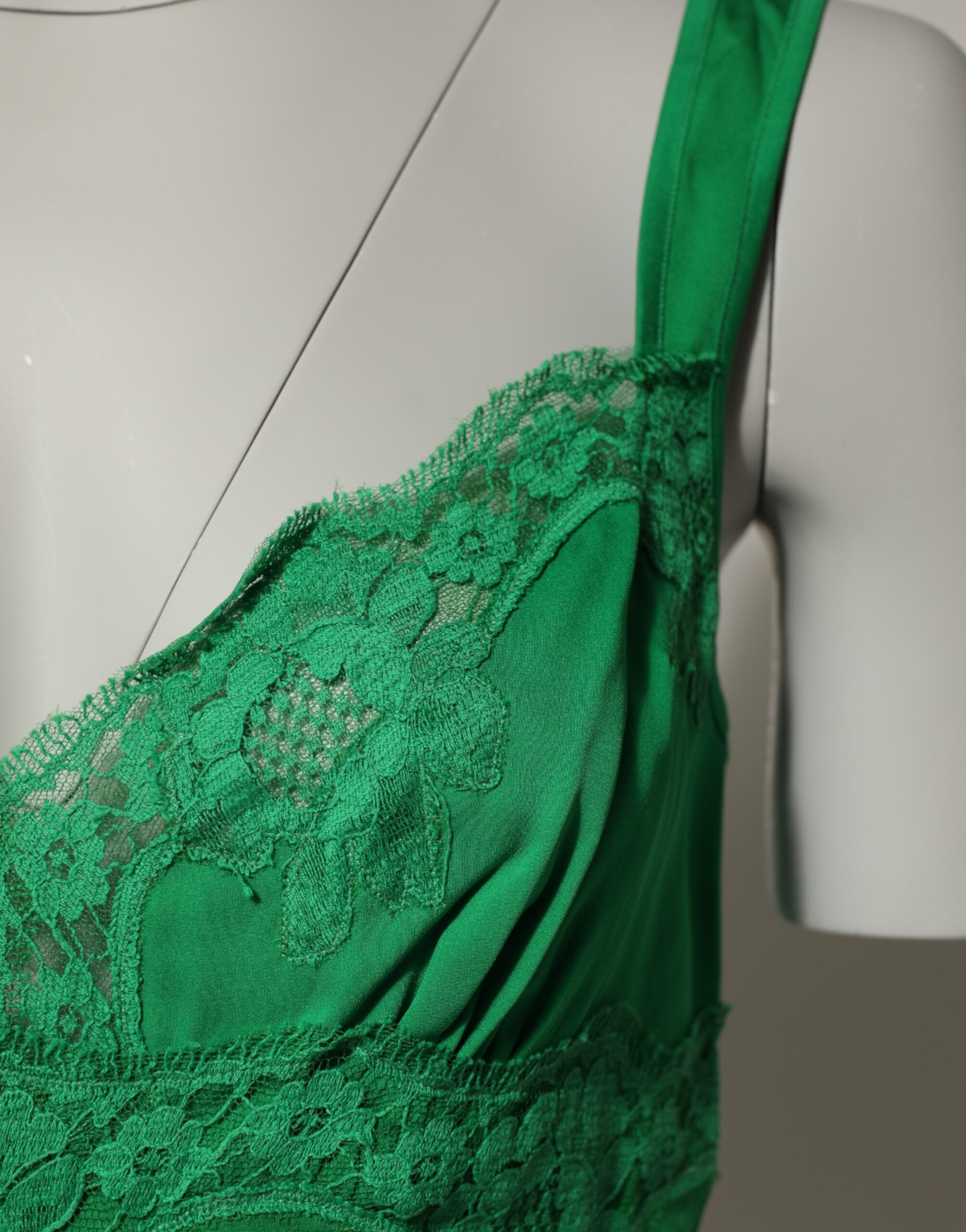 Top en lingerie Dolce & Gabbana vert avec dentelle florale, sans manches, conçu pour un style élégant et féminin.