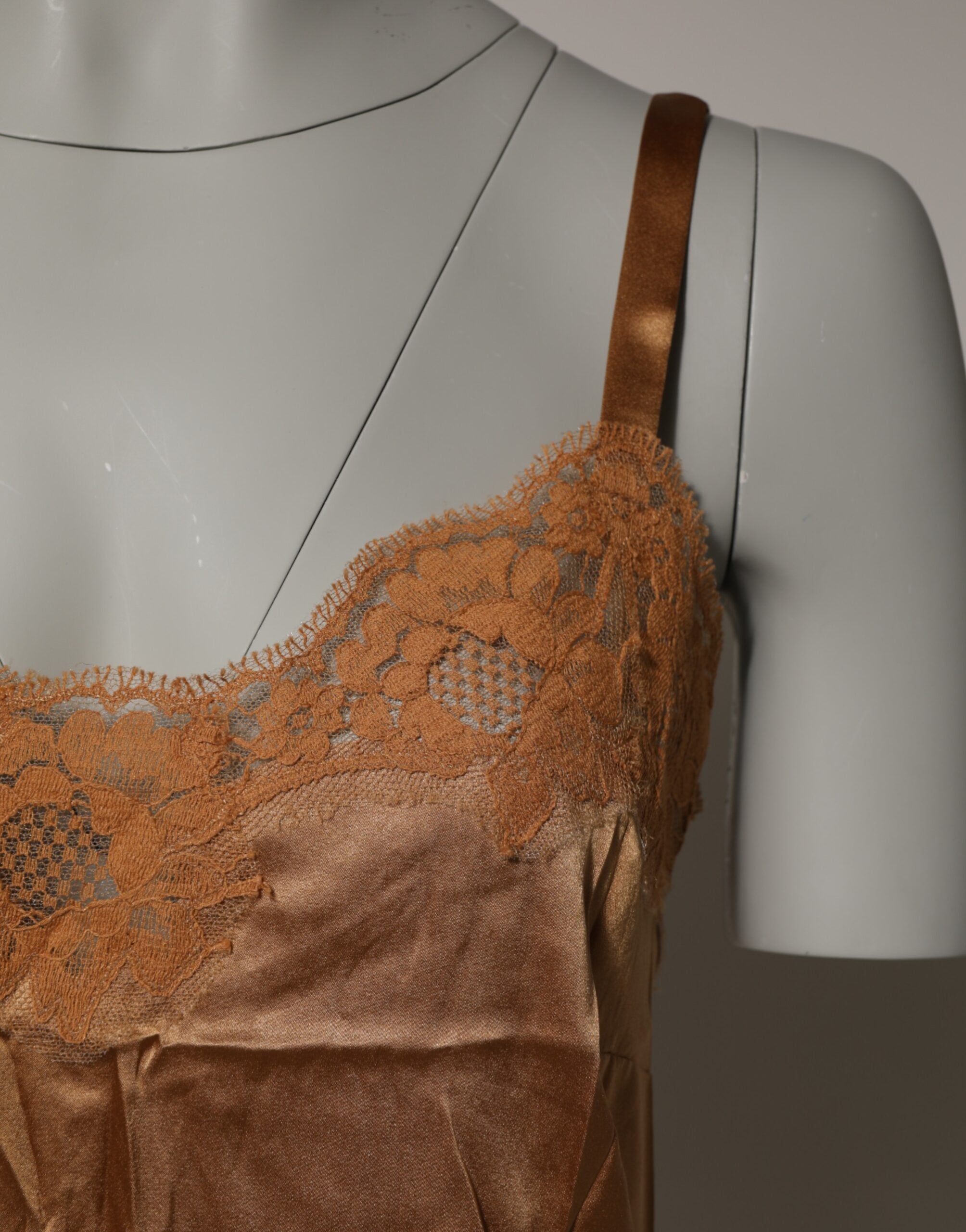 Déshabillé en dentelle florale marron de Dolce & Gabbana, lingerie confortable pour dormir ou porter en dessous.