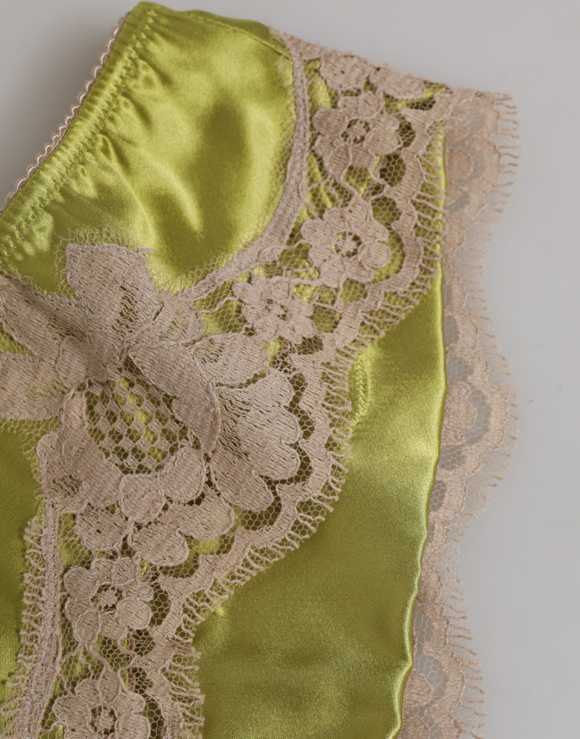 Culotte en satin de soie verte avec broderie florale et garniture en dentelle, de la marque Dolce & Gabbana.