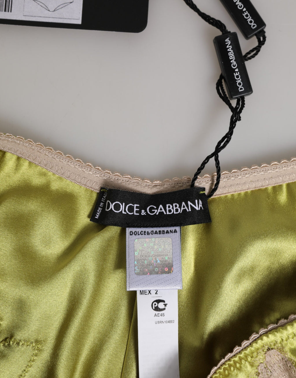 Culotte en satin de soie vert avec broderie florale en dentelle de Dolce & Gabbana, sous-vêtements élégants et confortables.