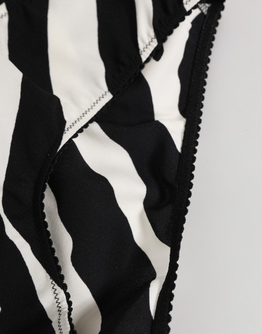 Sous-vêtements Dolce & Gabbana slip blanc et noir à imprimé zèbre, confortable et élégant, visibles en détail dans l'image.