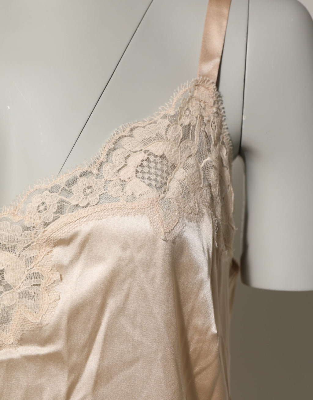 Chemise lingerie Dolce & Gabbana en soie avec dentelle nude, vêtement élégant et féminin, vue de face.