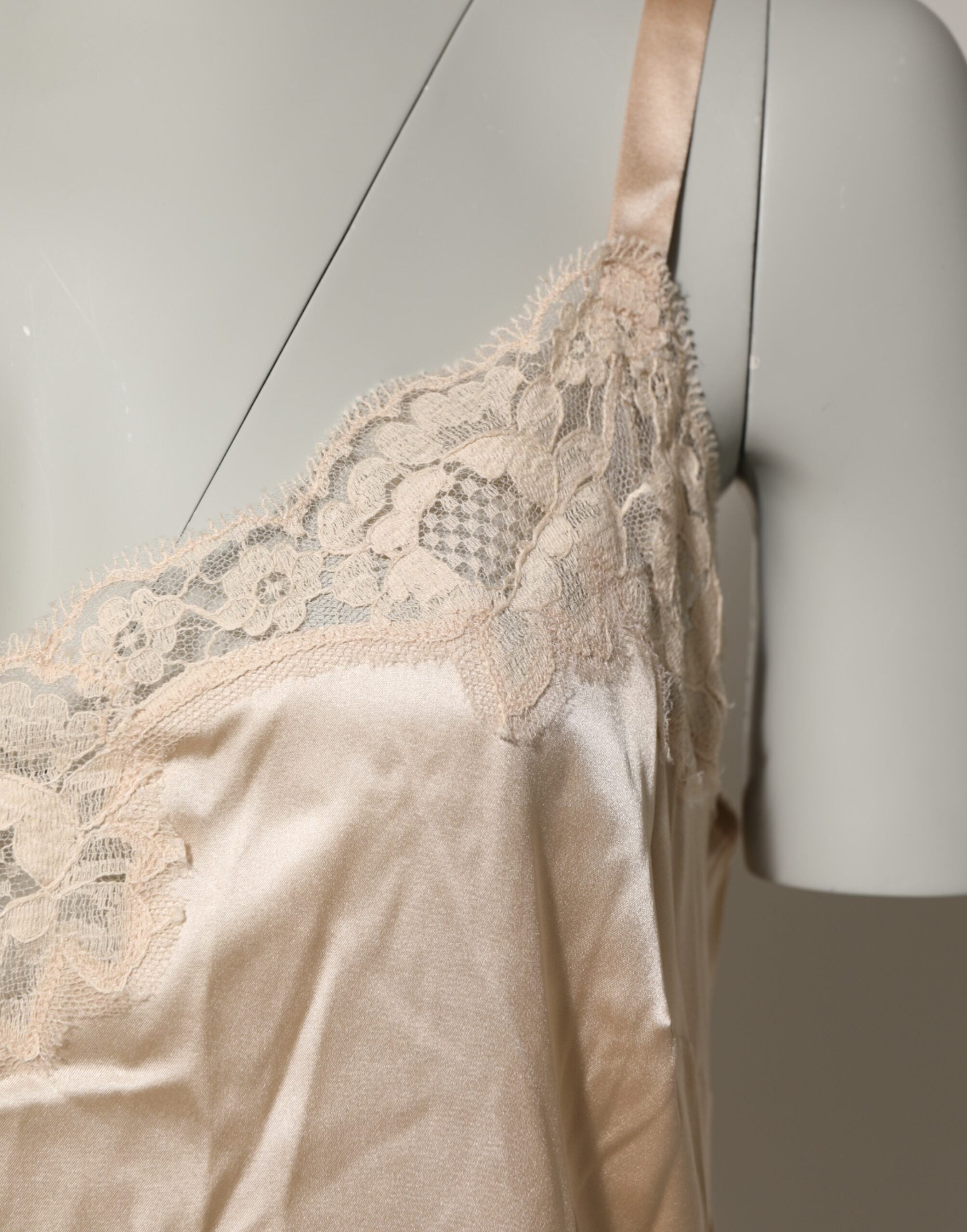 Chemise lingerie Dolce & Gabbana en soie avec dentelle nude, vêtement élégant et féminin, vue de face.