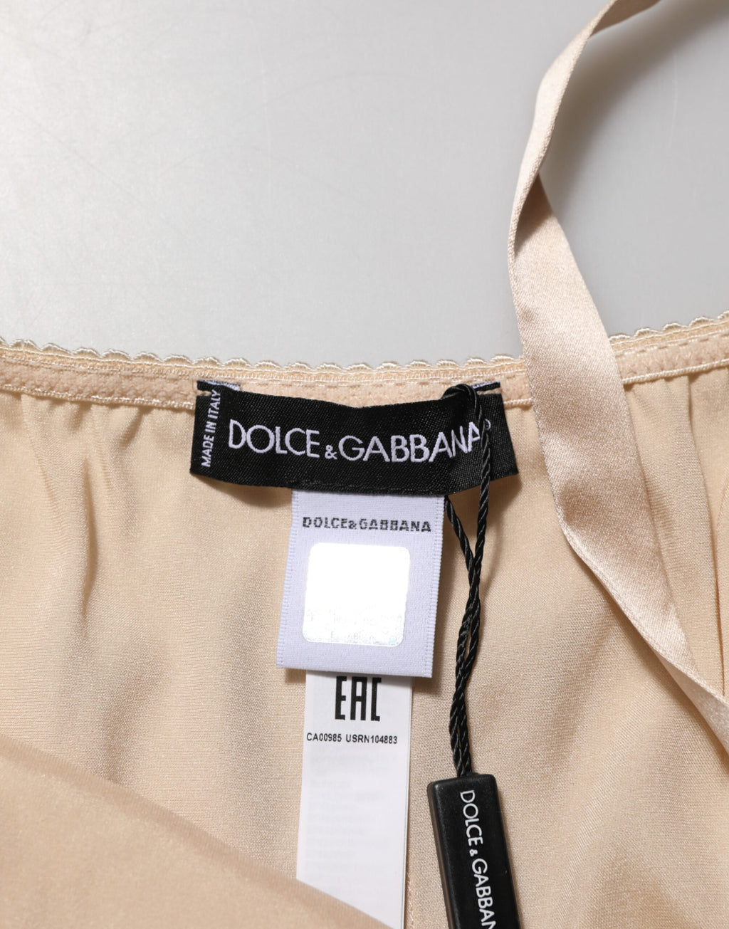 Chemise en lingerie en soie Dolce & Gabbana nude avec broderie en dentelle et coupe élégante.