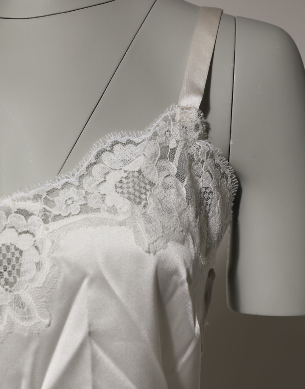 Top de lingerie Dolce & Gabbana en dentelle florale blanche, sans manches, pour femme, élégante et féminine.