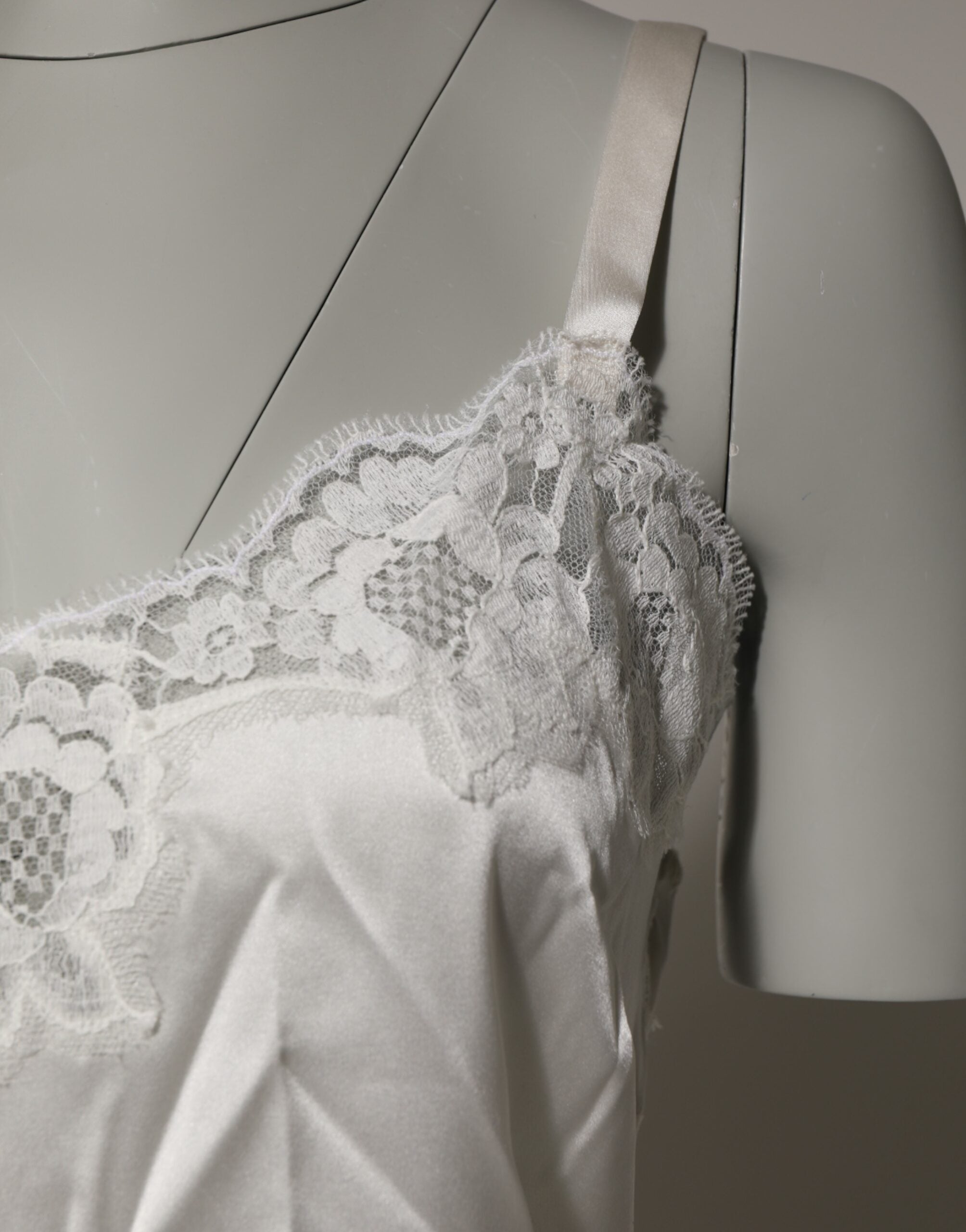 Top de lingerie Dolce & Gabbana en dentelle florale blanche, sans manches, pour femme, élégante et féminine.