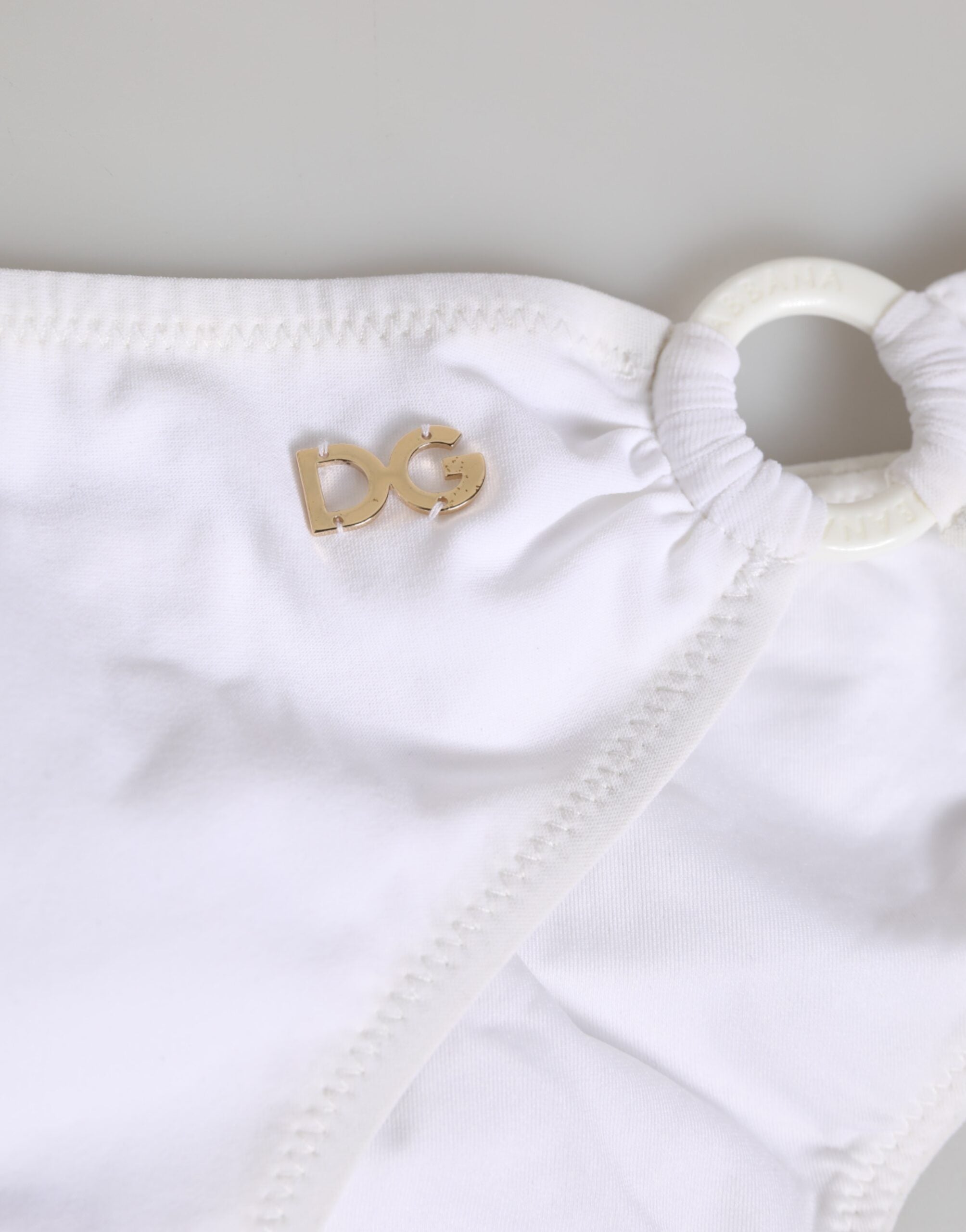 Maillot de bain deux pièces blanc Dolce & Gabbana avec logo, haut et bas, vue en gros plan.