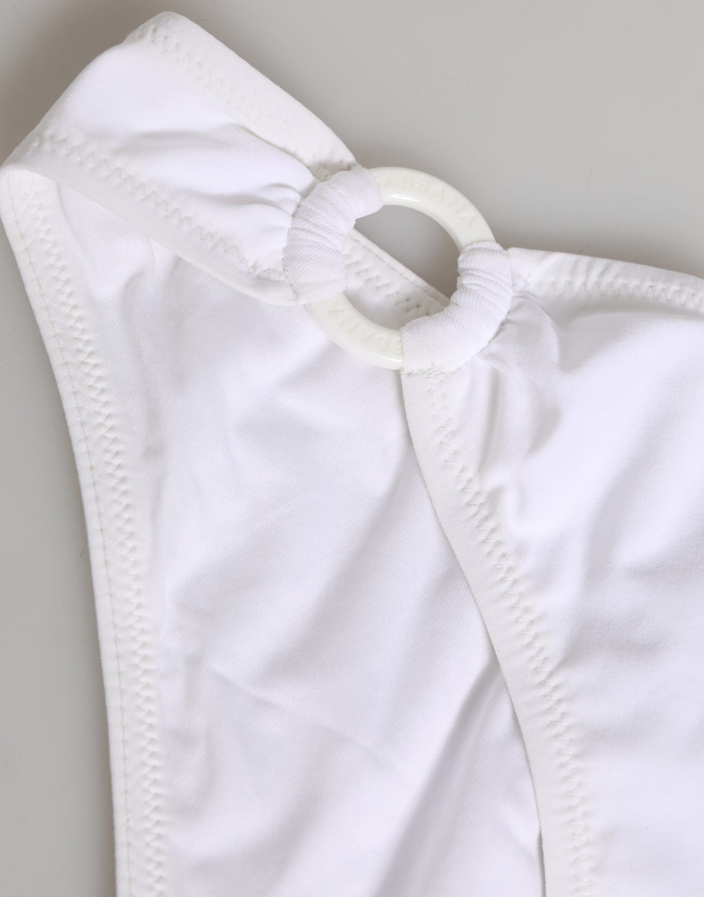 Maillot de bain deux pièces Dolce & Gabbana blanc avec logo, haut et bas, vue de face, style élégant et tendance.