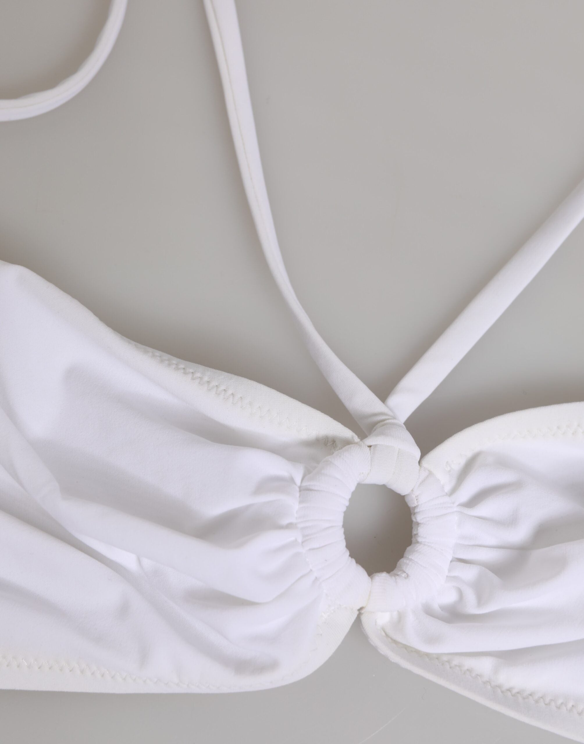 Maillot de bain deux pièces Dolce & Gabbana blanc avec logo, haut et bas, vue en détail sur le tissu et le design.