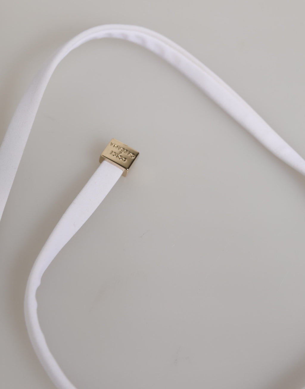 Maillot de bain deux pièces Dolce & Gabbana blanc avec logo, haut et bas visibles, tissu élégant et design tendance.