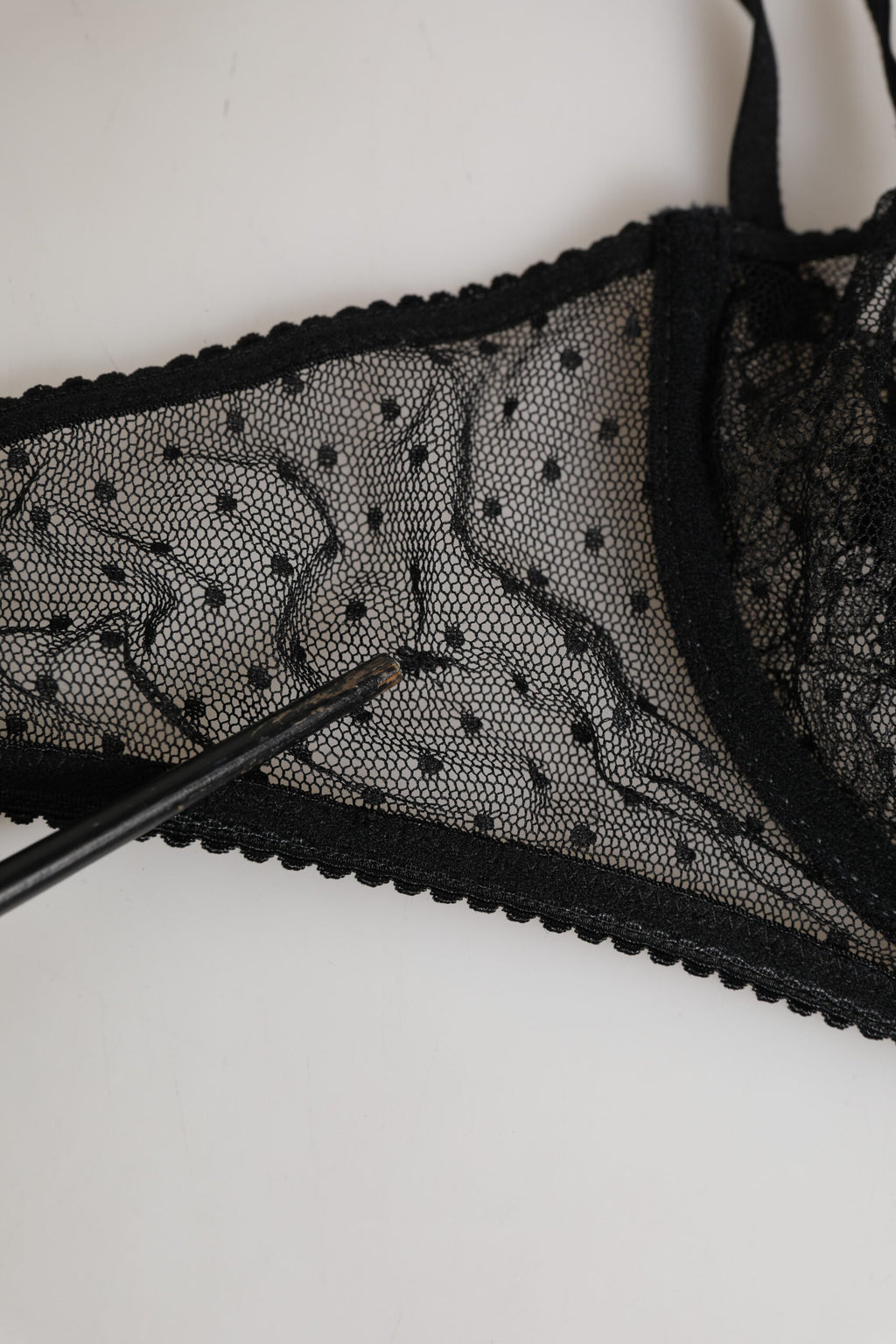 Soutien-gorge balconnet Dolce & Gabbana noir à fleurs avec armatures, détail élégant et finition raffinée.