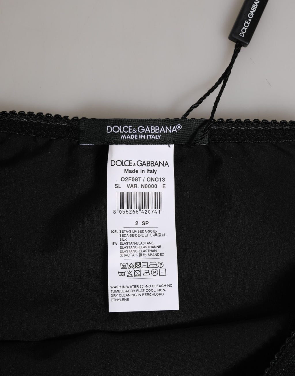 Culotte noire en soie extensible à taille haute de Dolce & Gabbana, tissu élégant et ajusté, vue de face.