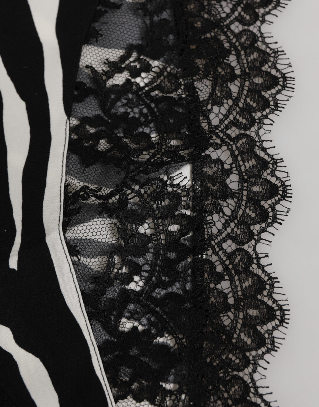 Sous-vêtements en soie noire Dolce & Gabbana avec imprimé zèbre en dentelle et taille haute, élégance et confort.
