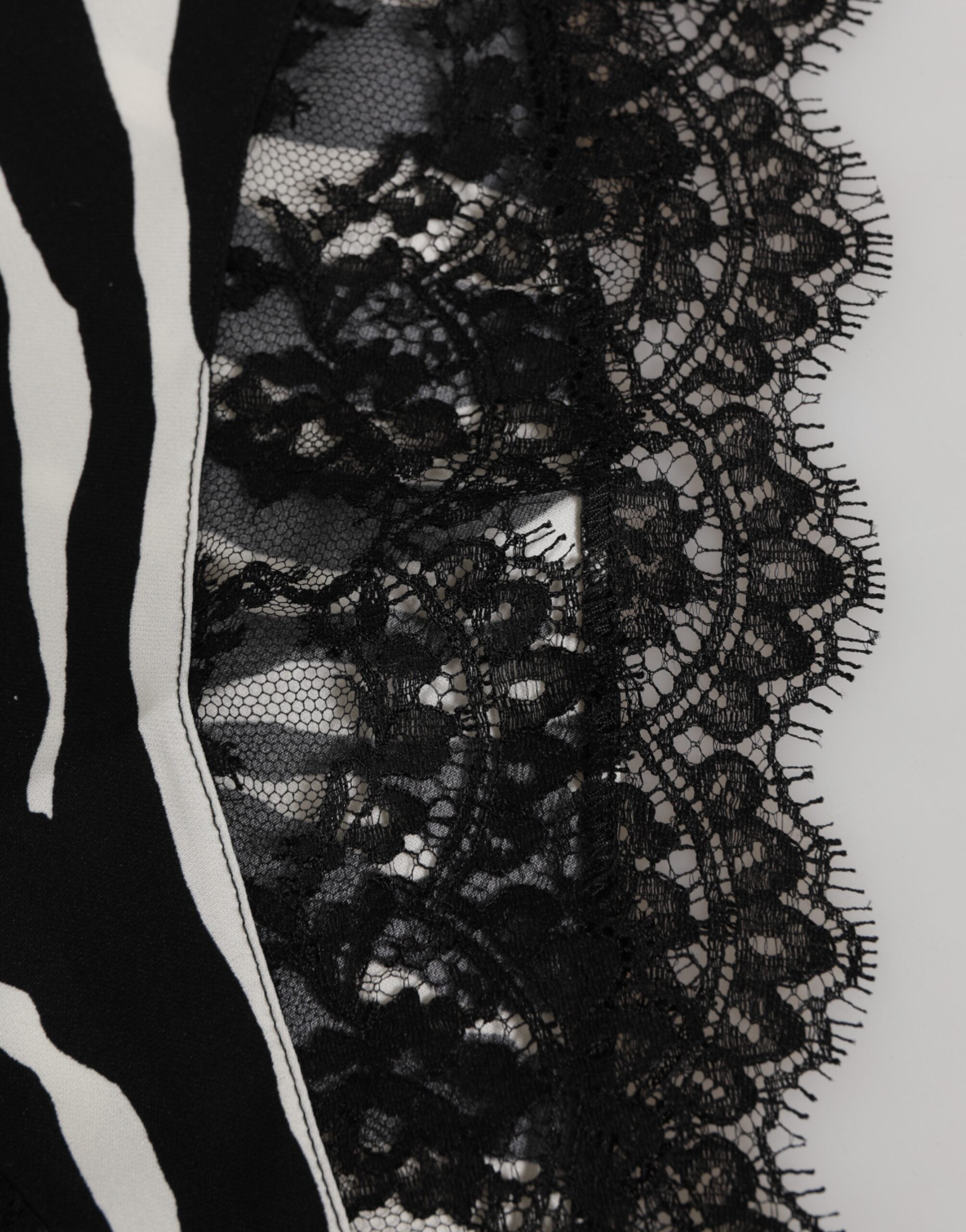 Sous-vêtements en soie noire Dolce & Gabbana avec imprimé zèbre en dentelle et taille haute, élégance et confort.