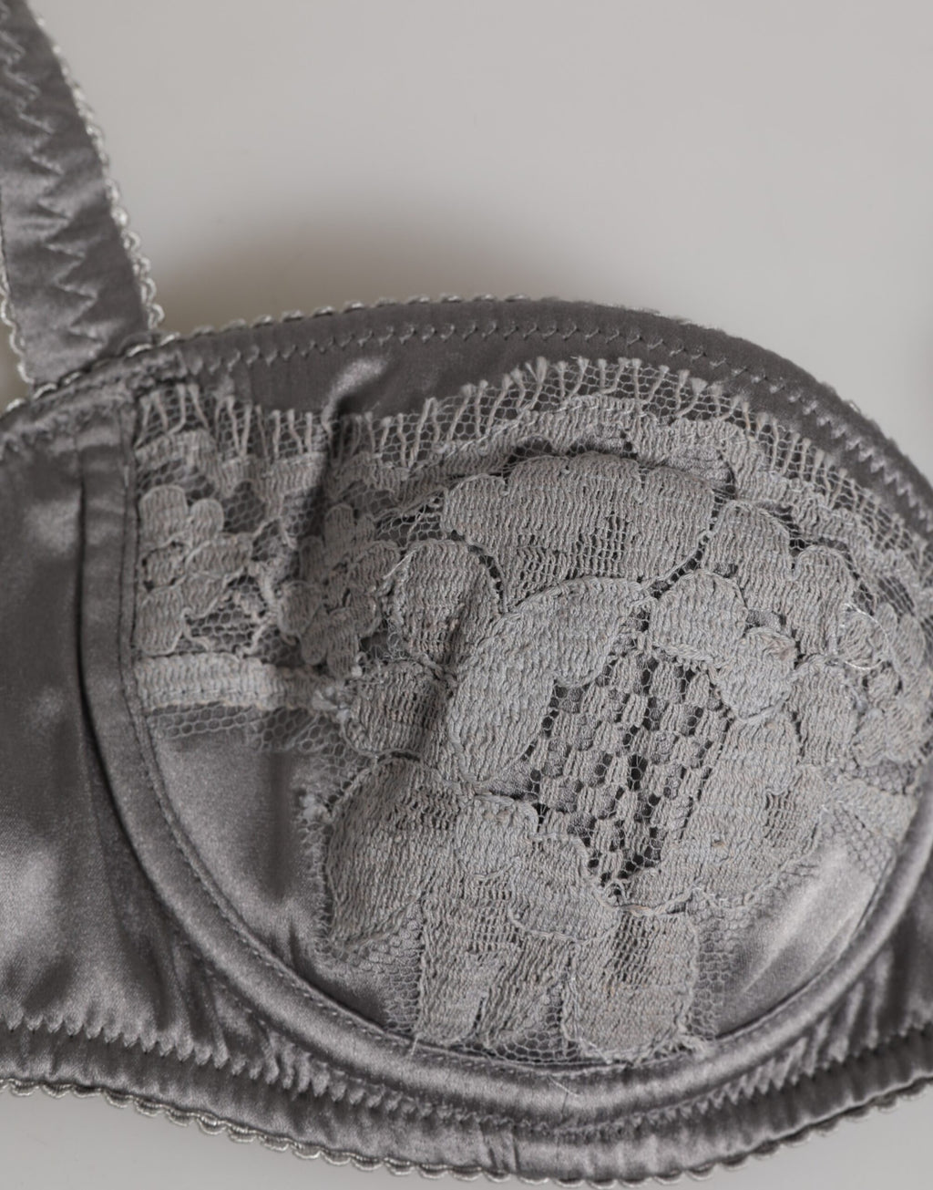 Soutien-gorge balconnet en soie gris de Dolce & Gabbana, sous-vêtements avec bonnets à armatures, élégant et confortable.