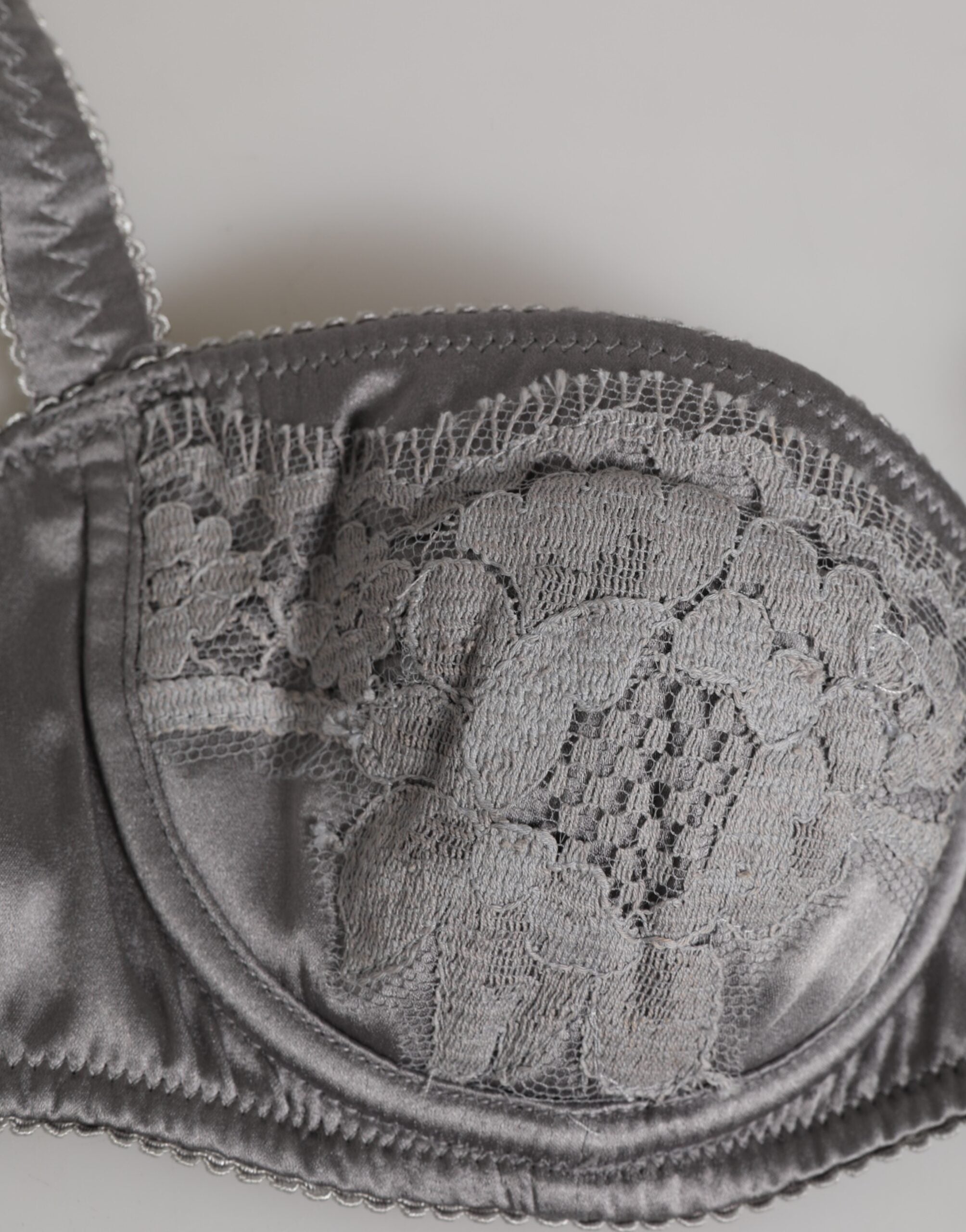 Soutien-gorge balconnet en soie gris de Dolce & Gabbana, sous-vêtements avec bonnets à armatures, élégant et confortable.