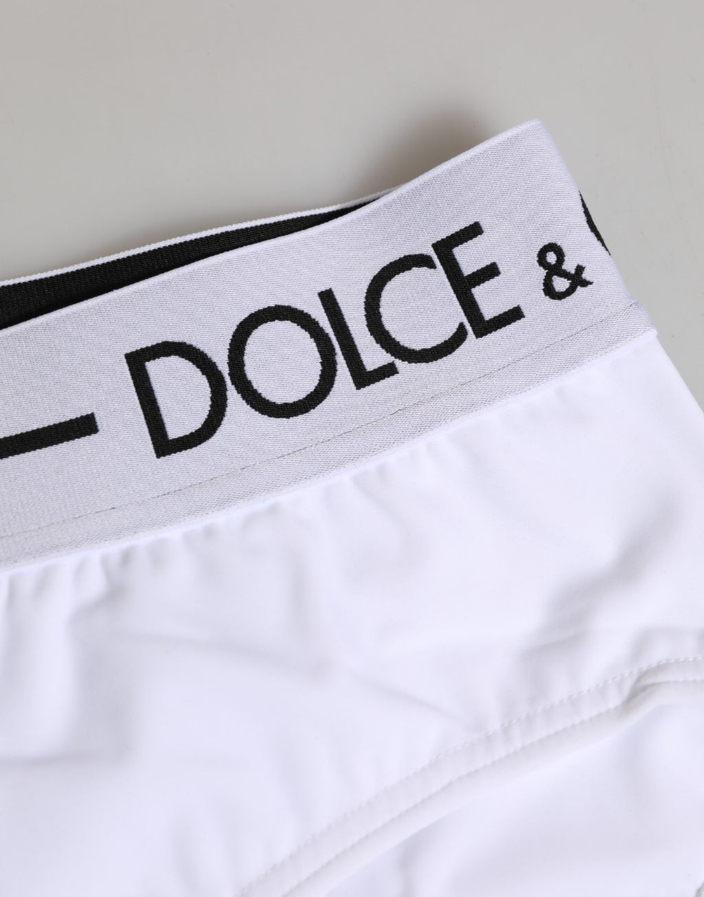 Shorts homme Dolce & Gabbana en nylon blanc avec logo à la taille, sous-vêtements élégants et confortables.