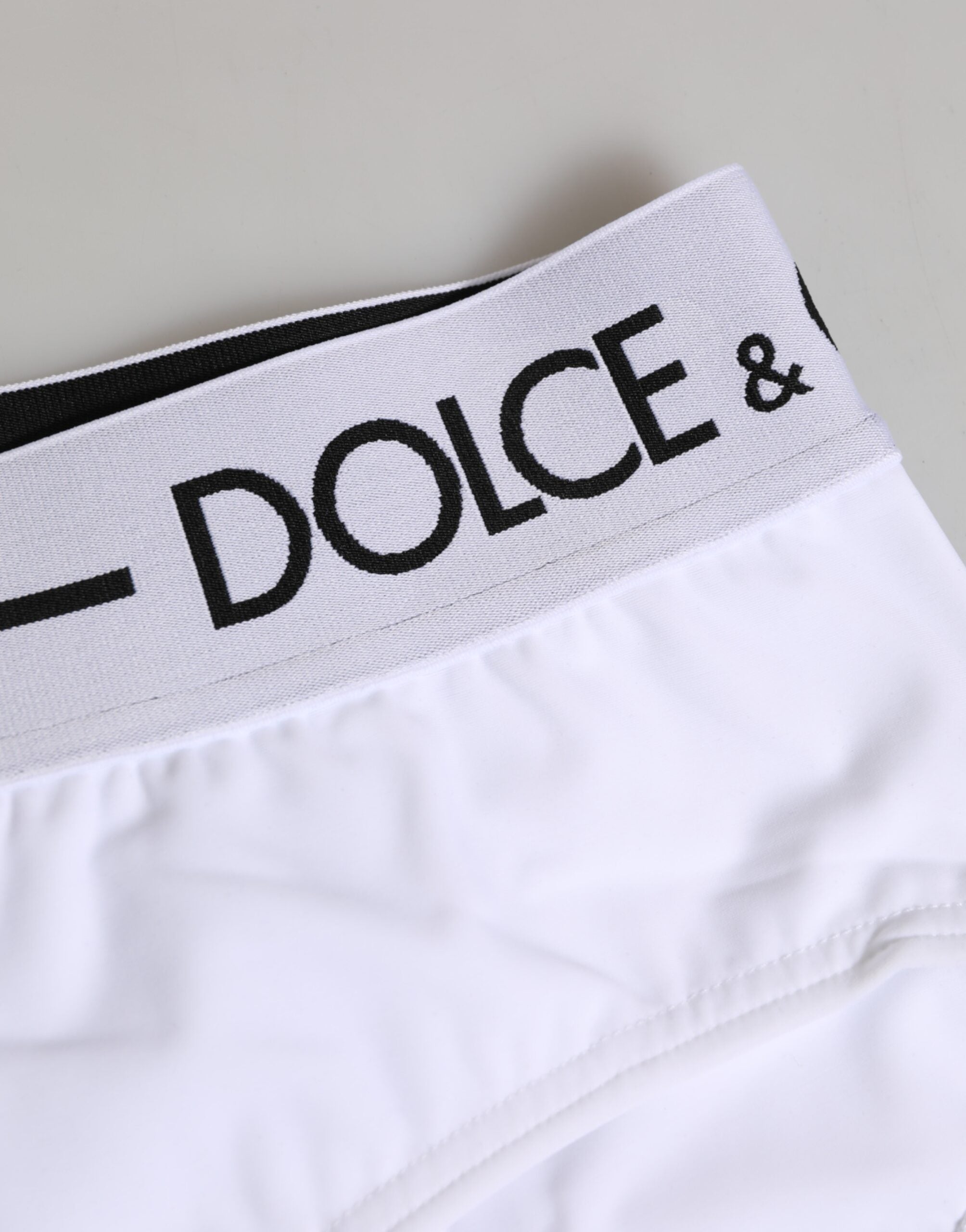 Shorts homme Dolce & Gabbana en nylon blanc avec logo à la taille, sous-vêtements élégants et confortables.