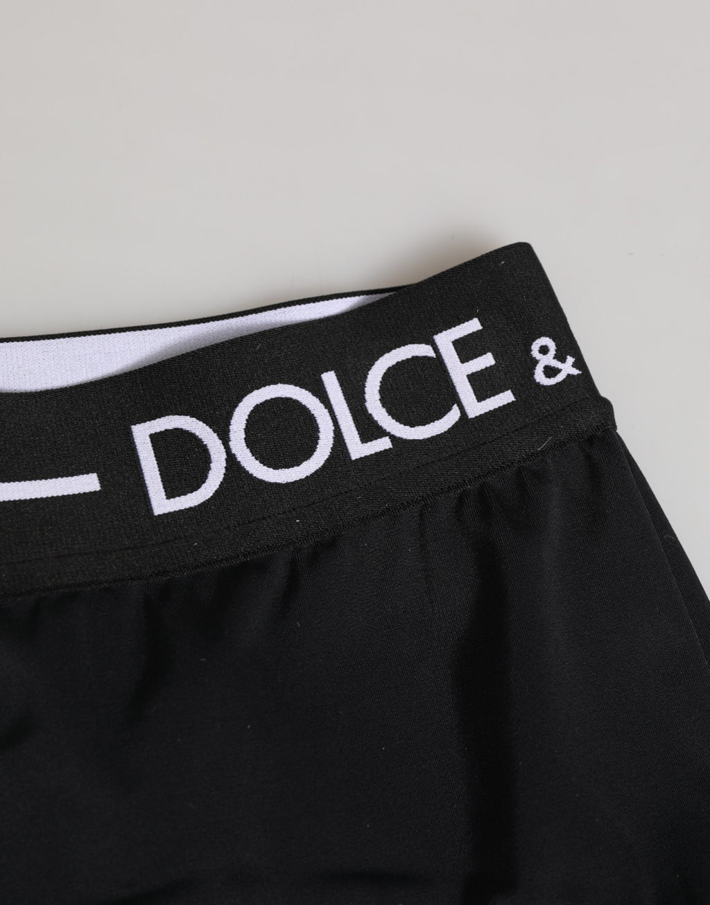 Culottes courtes en nylon noir Dolce & Gabbana avec logo à la taille, sous-vêtements élégants et confortables.