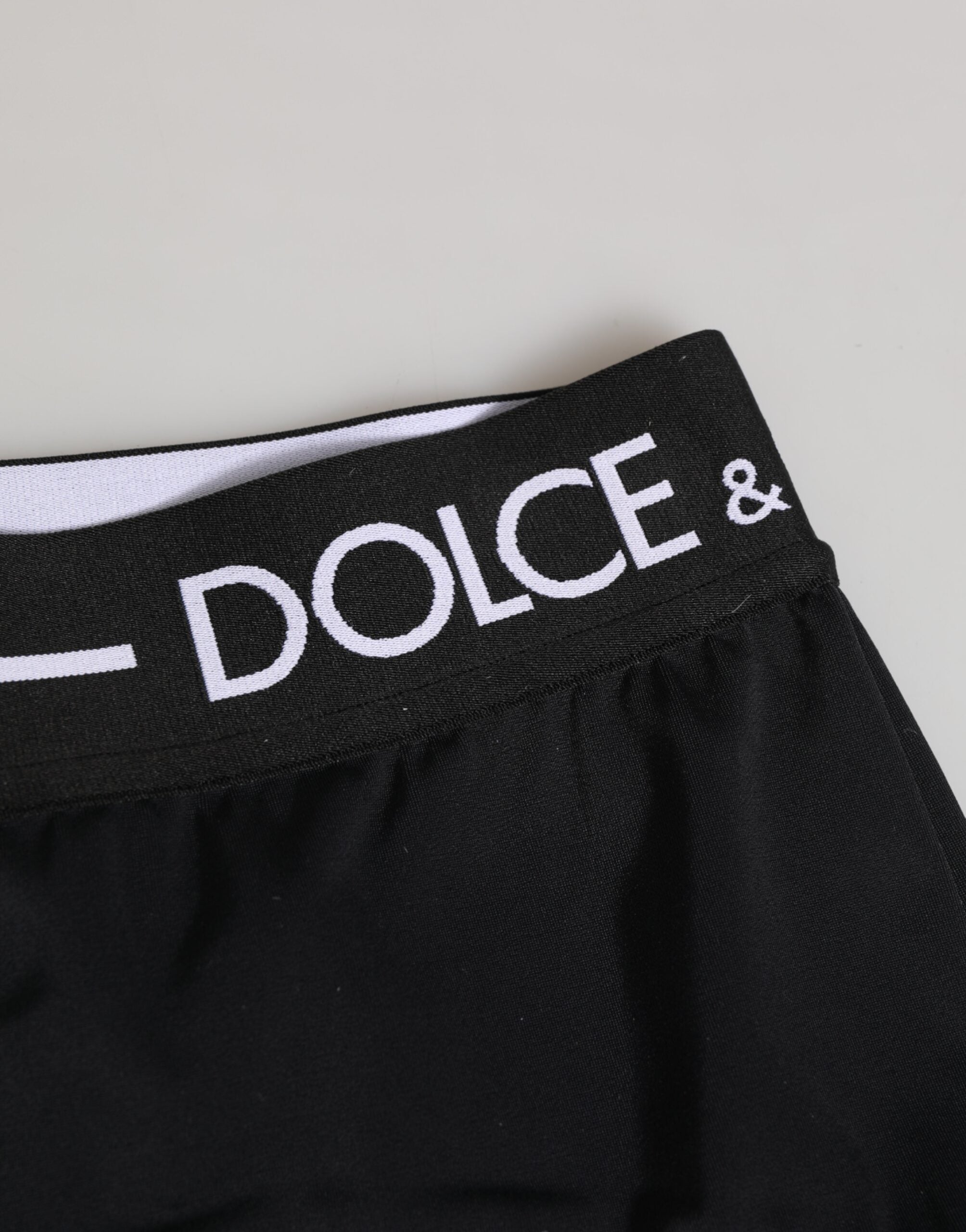 Culottes courtes en nylon noir Dolce & Gabbana avec logo à la taille, sous-vêtements élégants et confortables.