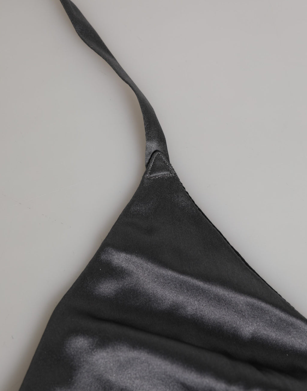 Sous-vêtements en satin de soie noir Dolce & Gabbana, triangle avec coupe douce et sans armatures, élégance et confort.