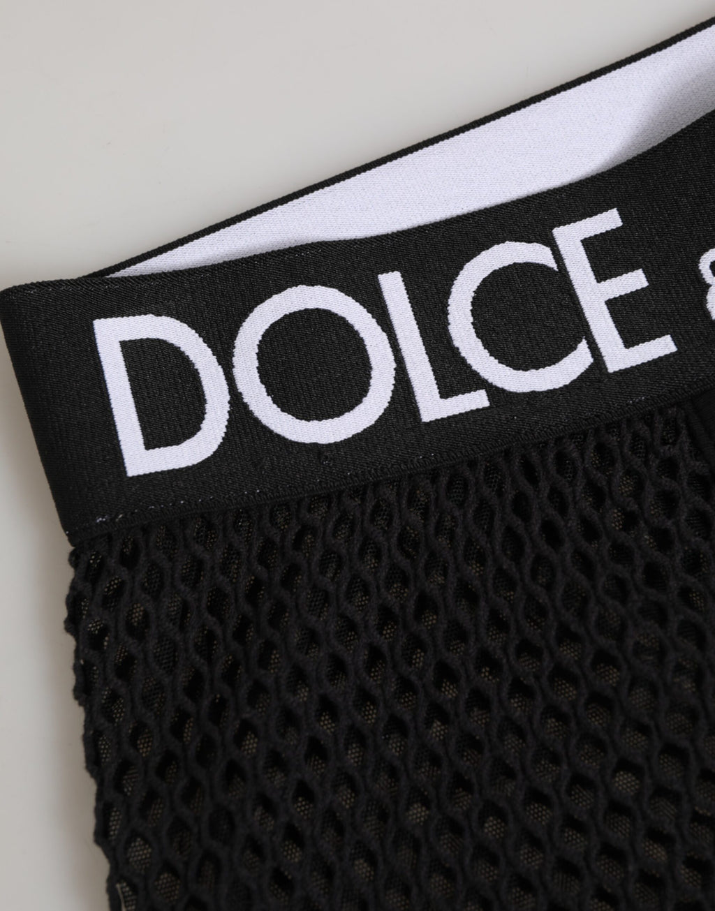 Shorts midi en coton noir Dolce & Gabbana avec logo, conçus pour un style élégant et confortable.