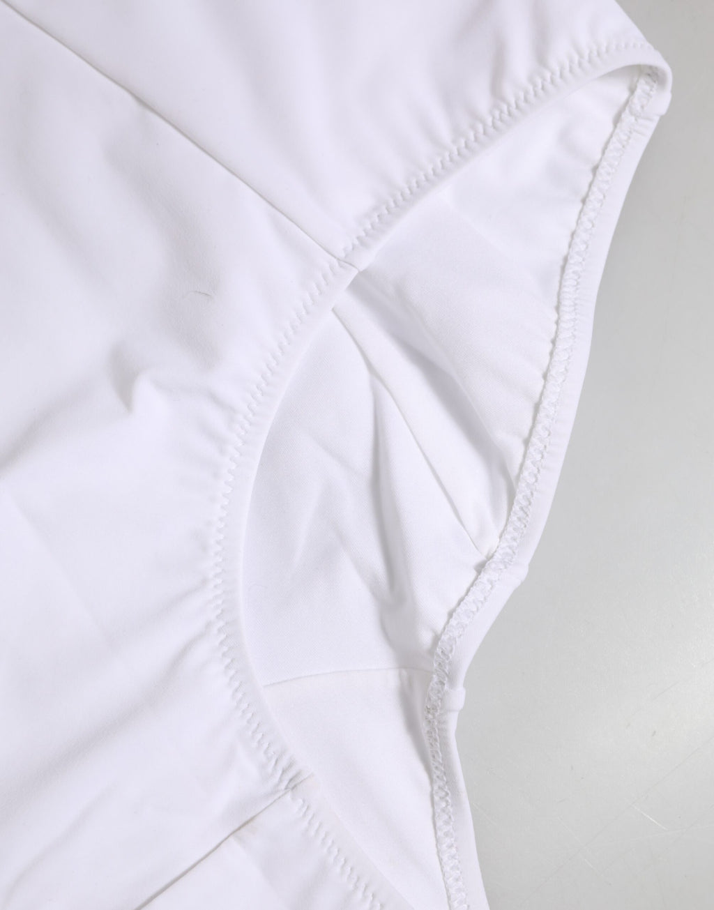 Culotte Dolce & Gabbana en nylon blanc avec logo à la taille, sous-vêtements élégants et confortables.
