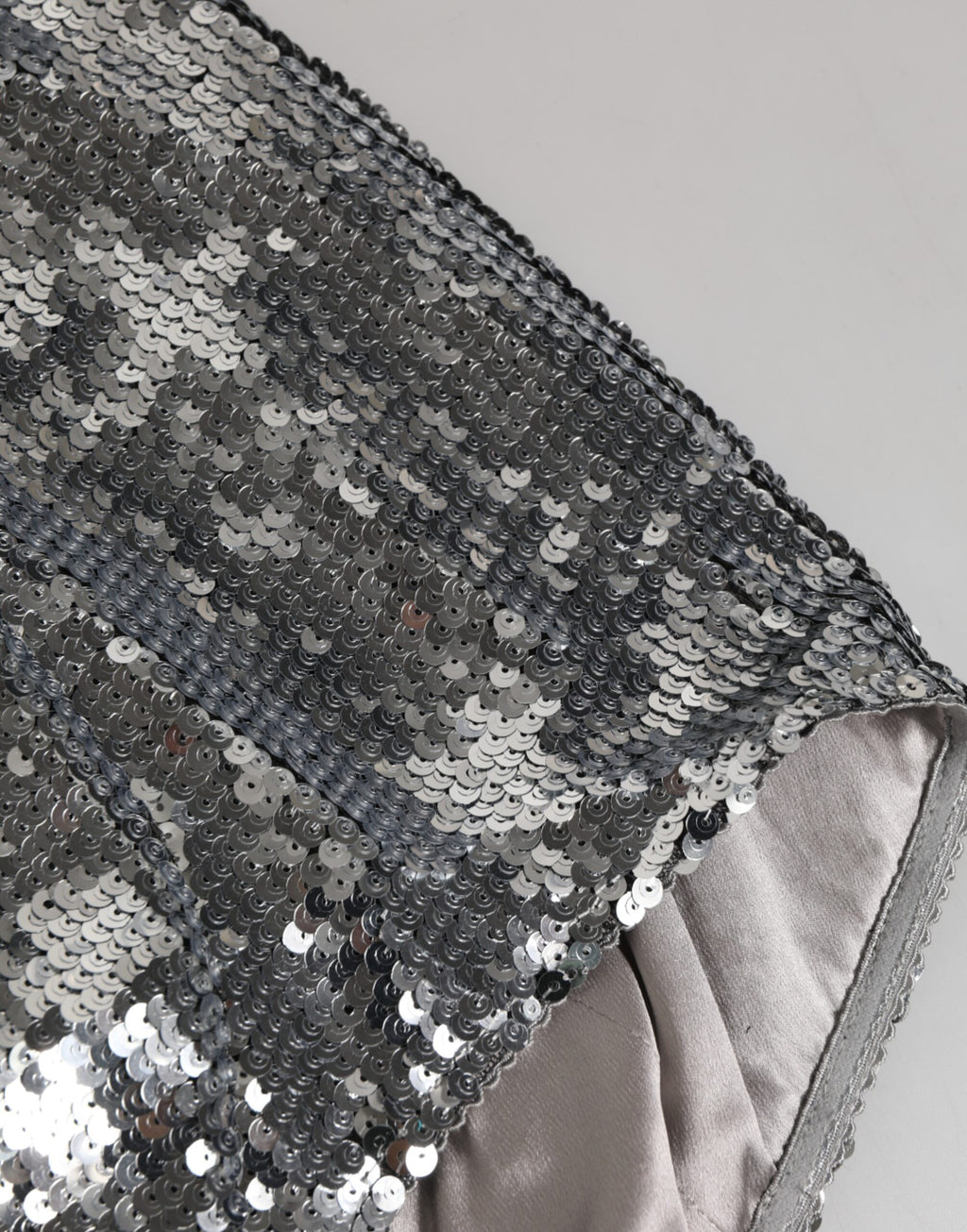 Culotte slip en nylon argenté à sequins de Dolce & Gabbana, sous-vêtement féminin élégant et brillant.