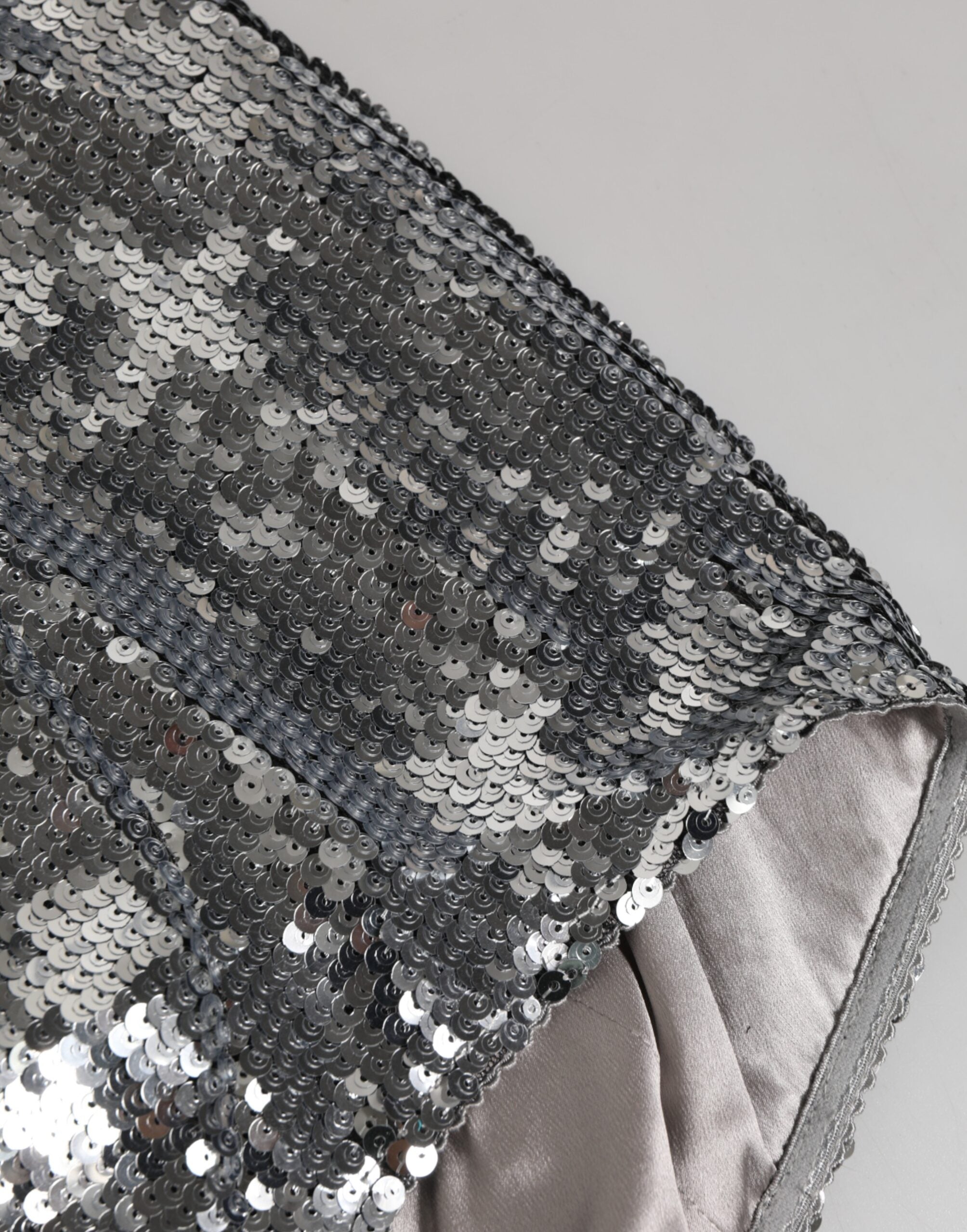 Culotte slip en nylon argenté à sequins de Dolce & Gabbana, sous-vêtement féminin élégant et brillant.