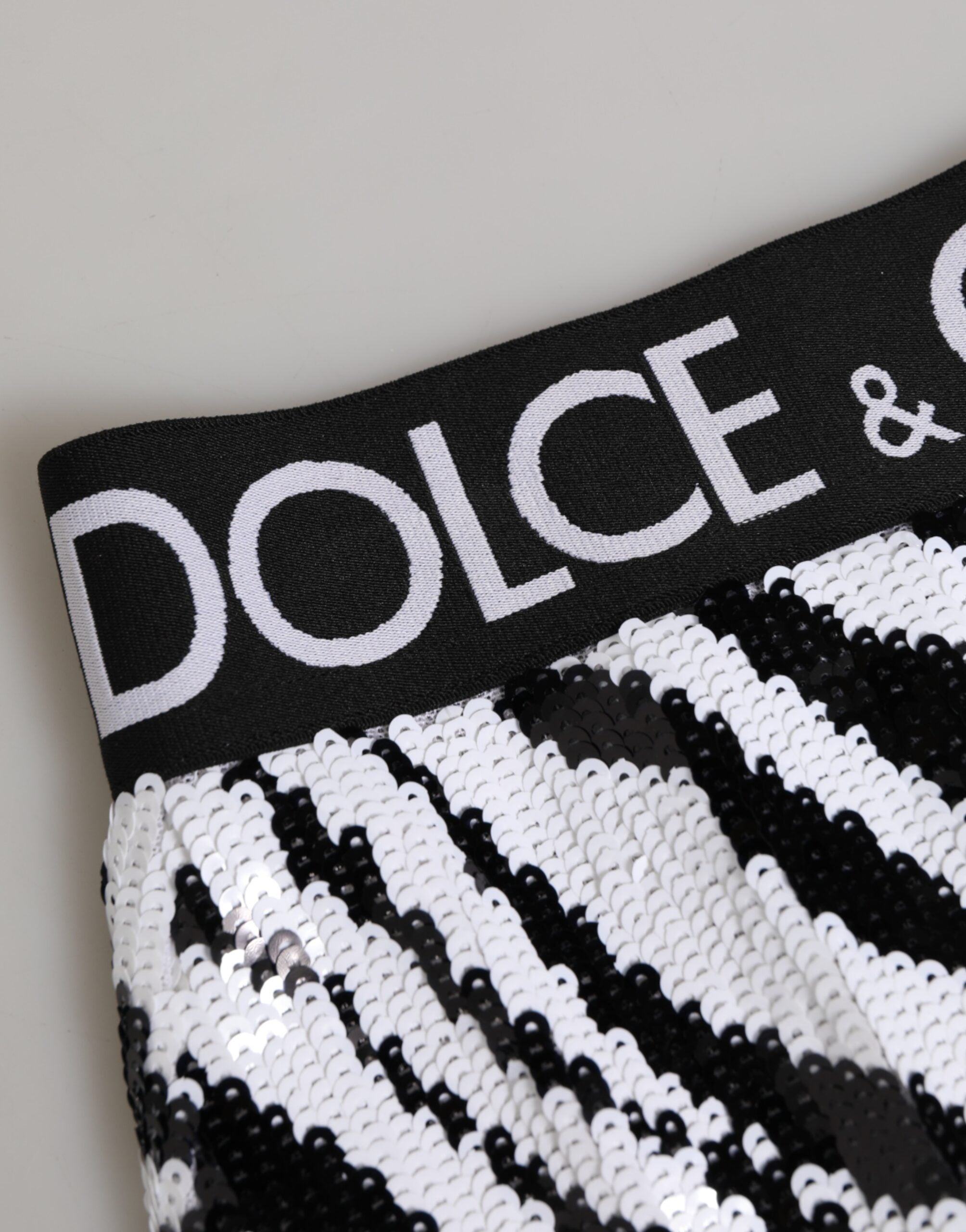 Culotte Dolce & Gabbana noire et blanche à rayures, taille haute, en tissu doux et élégant, vue de face.