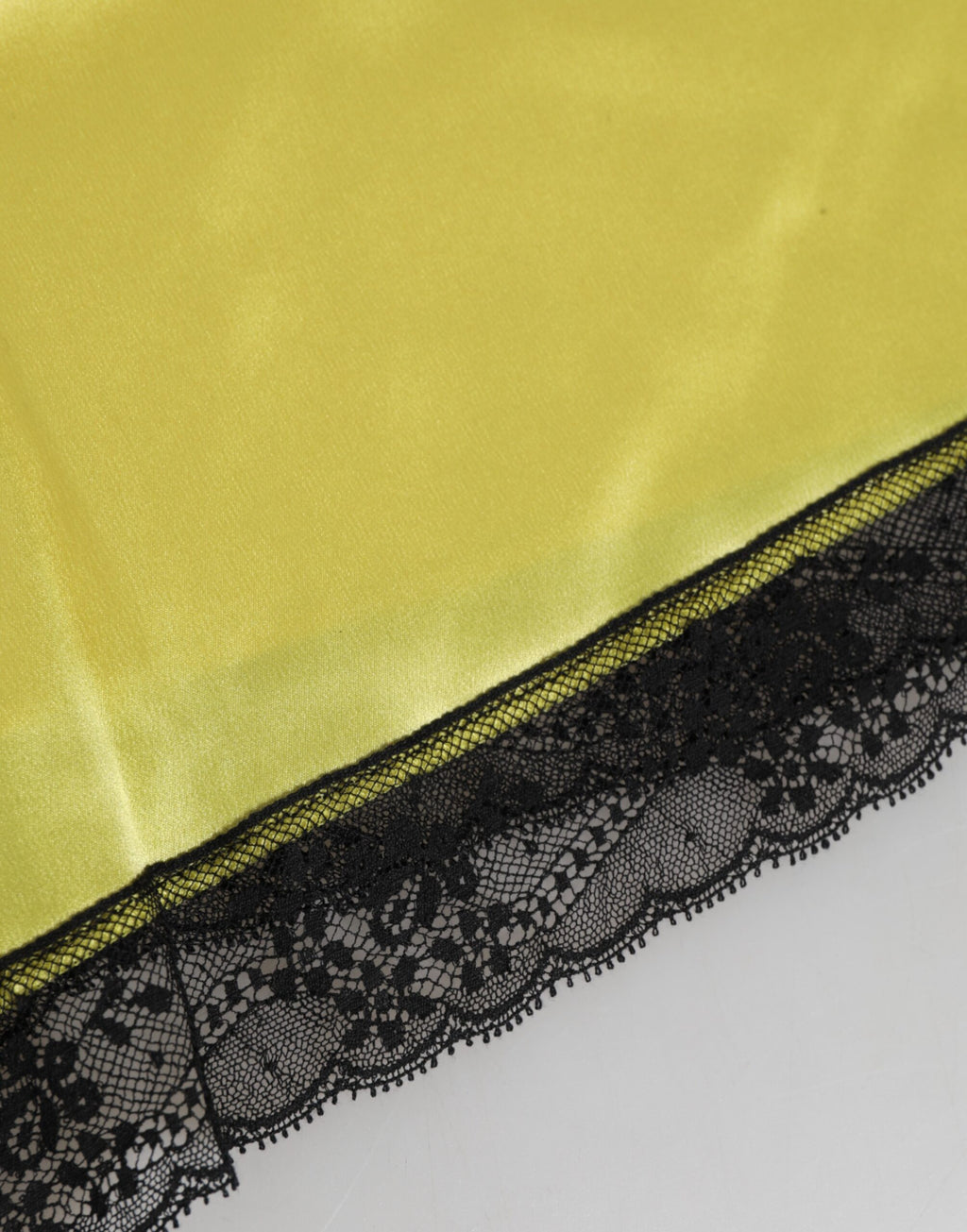 Shorts de dessous en satin et soie jaune de Dolce & Gabbana, taille moyenne, vêtement élégant et confortable.