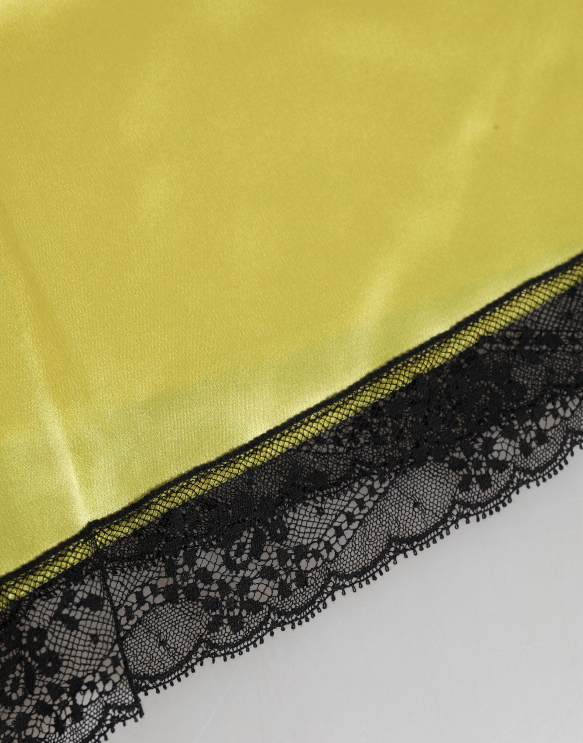 Shorts de dessous en satin et soie jaune de Dolce & Gabbana, taille moyenne, vêtement élégant et confortable.