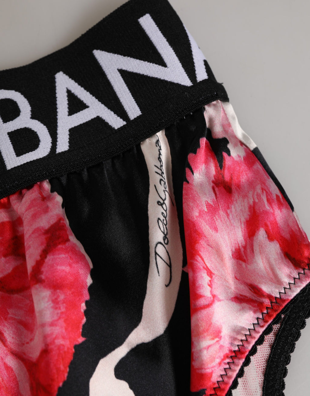 Culotte noire Dolce & Gabbana à fleurs, taille haute, sous-vêtements élégants avec motif floral et design sophistiqué.